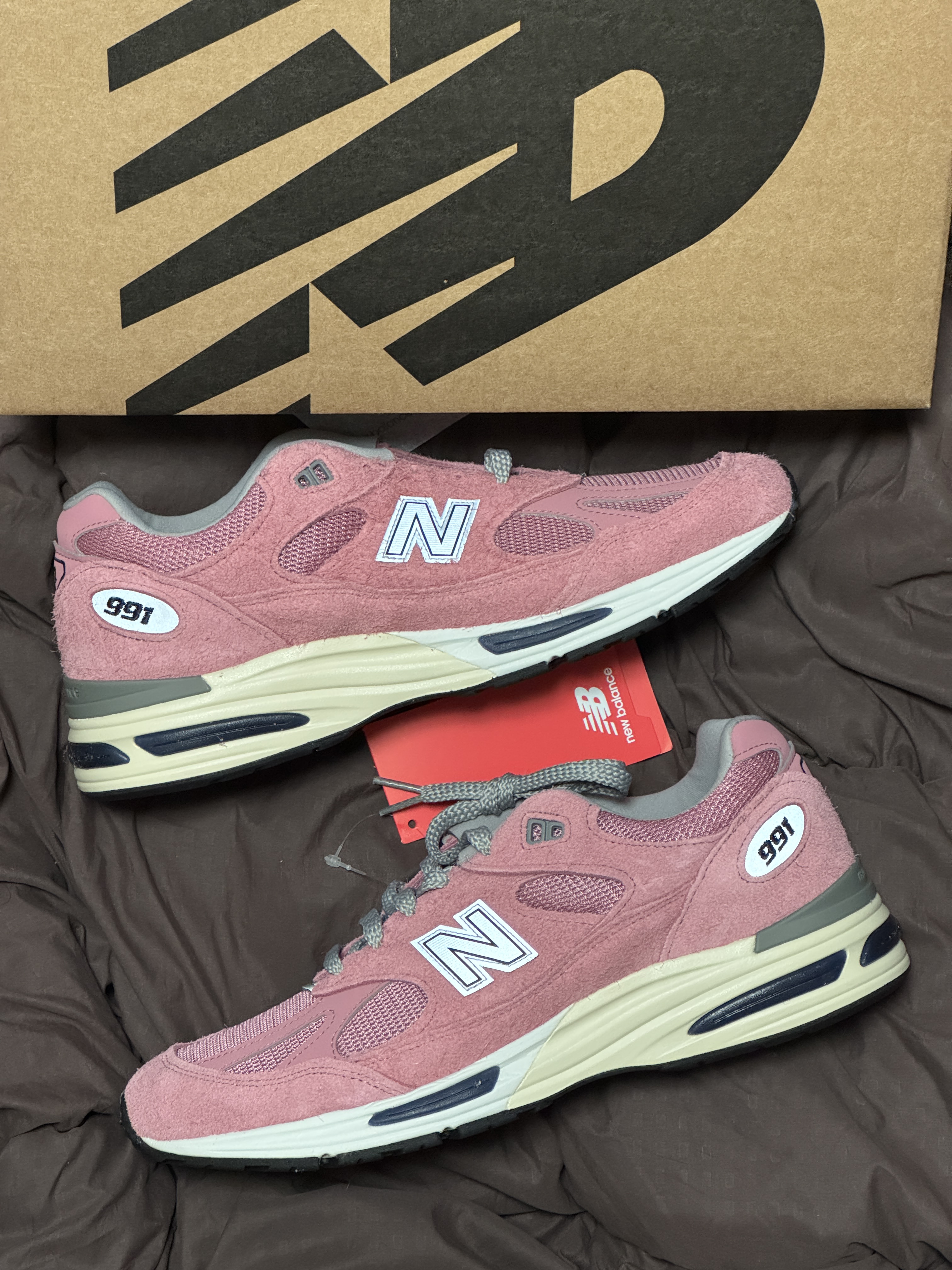 New Balance 991v2 Made in UK Brandied Apricot, GOGORR Chest Logo Pajama Long Set Green 착용 스타일 - 1