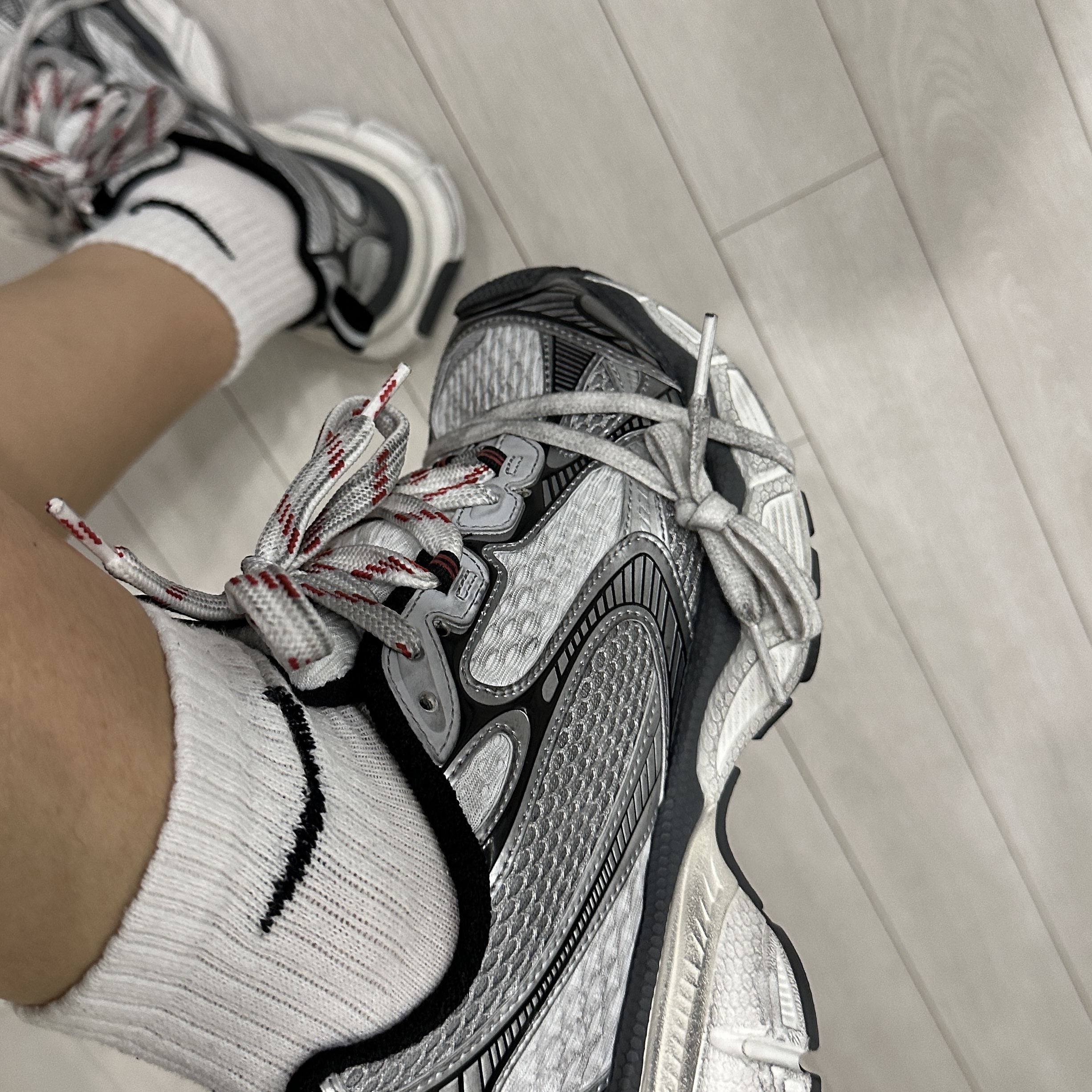 (W) Balenciaga 3XL Sneakers Grey White Red 착용 스타일