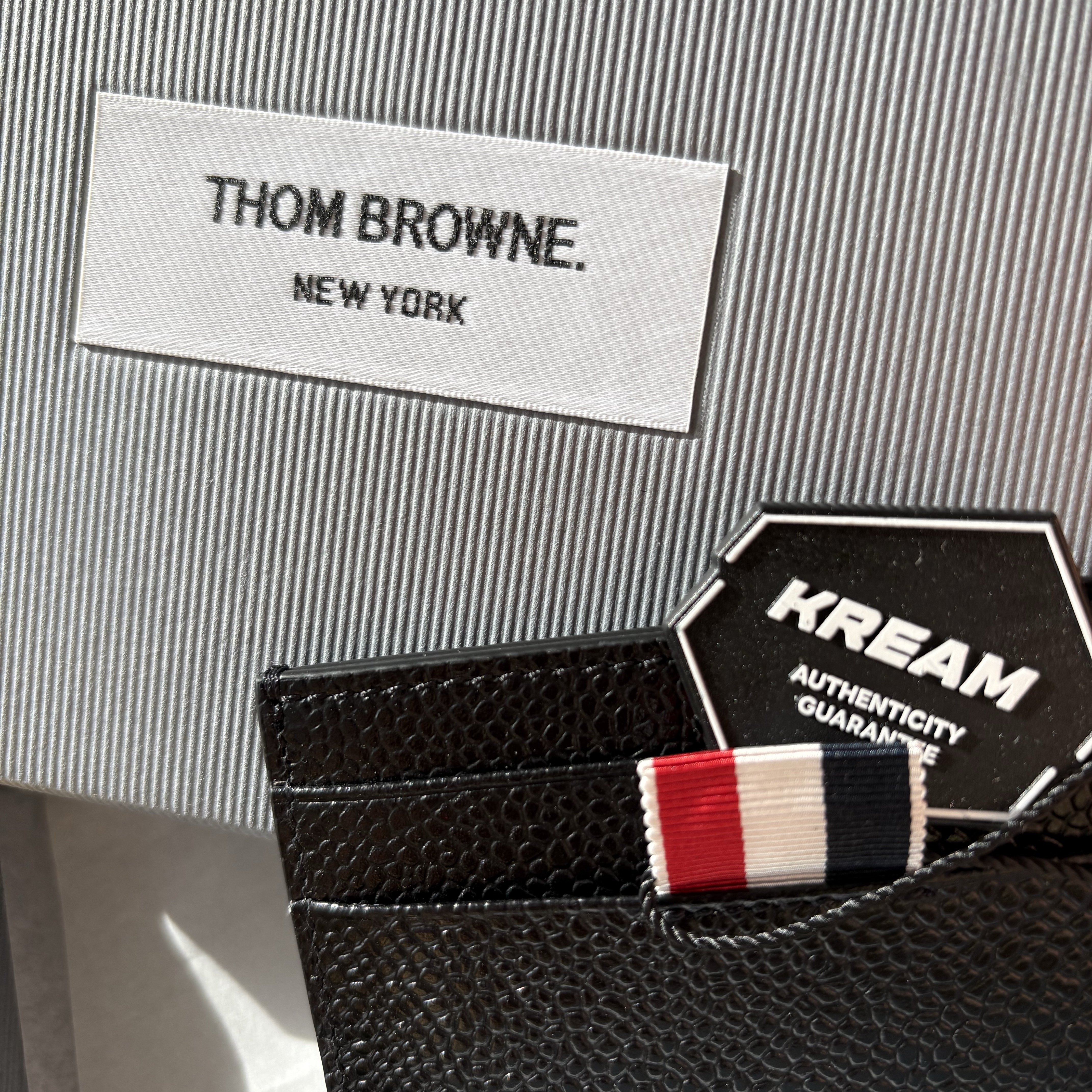 Thom Browne Pebble Grain Leather Stripe Note Compartment Card Holder Black 착용 스타일