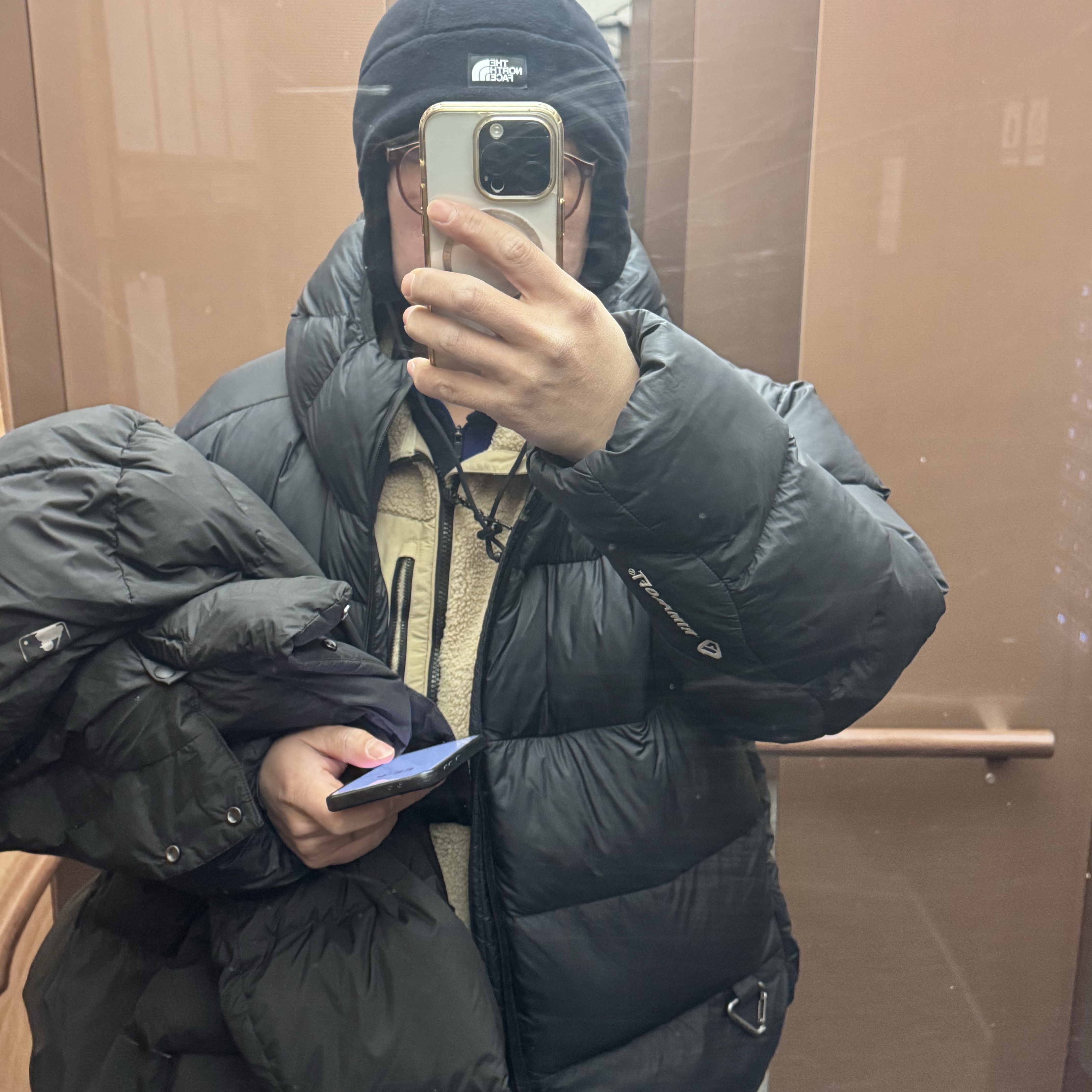 The North Face Fleece Earmuff Beanie Black, Nike ACG Therma-Fit ADV Lunar Lake Loose Hooded Jacket Black Summit White - Asia 착용 스타일