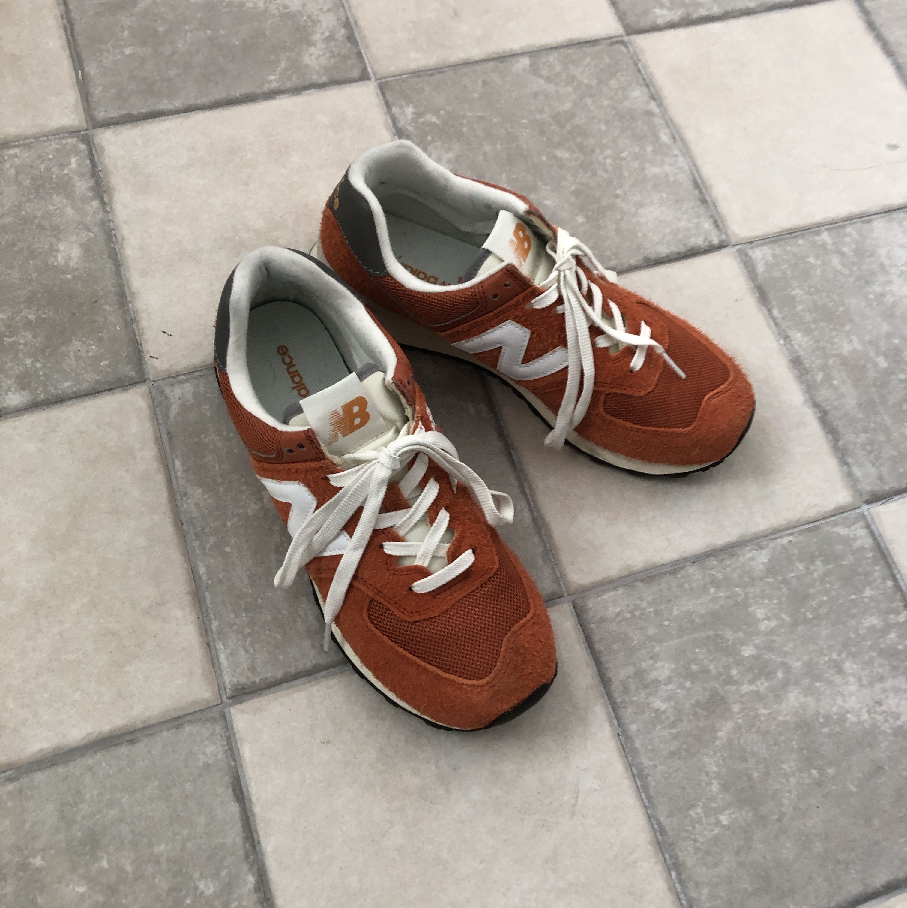 New Balance 574 Heritage Orange Burst White 착용 스타일