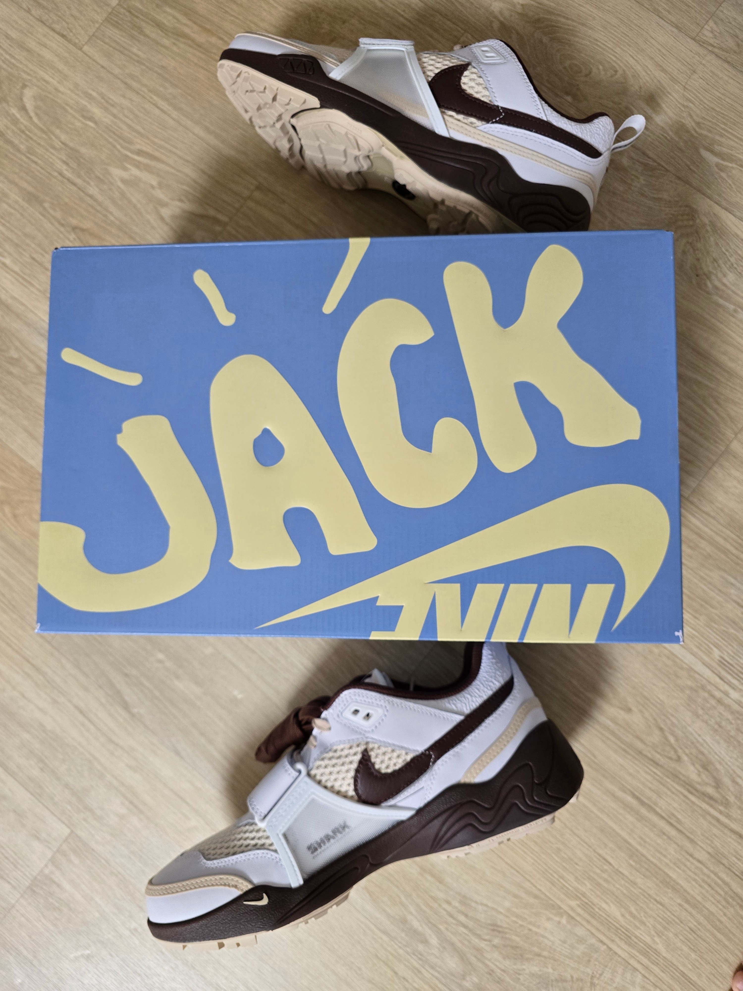 Nike x Travis Scott Zoom Field Jaxx White and Light Chocolate 착용 스타일