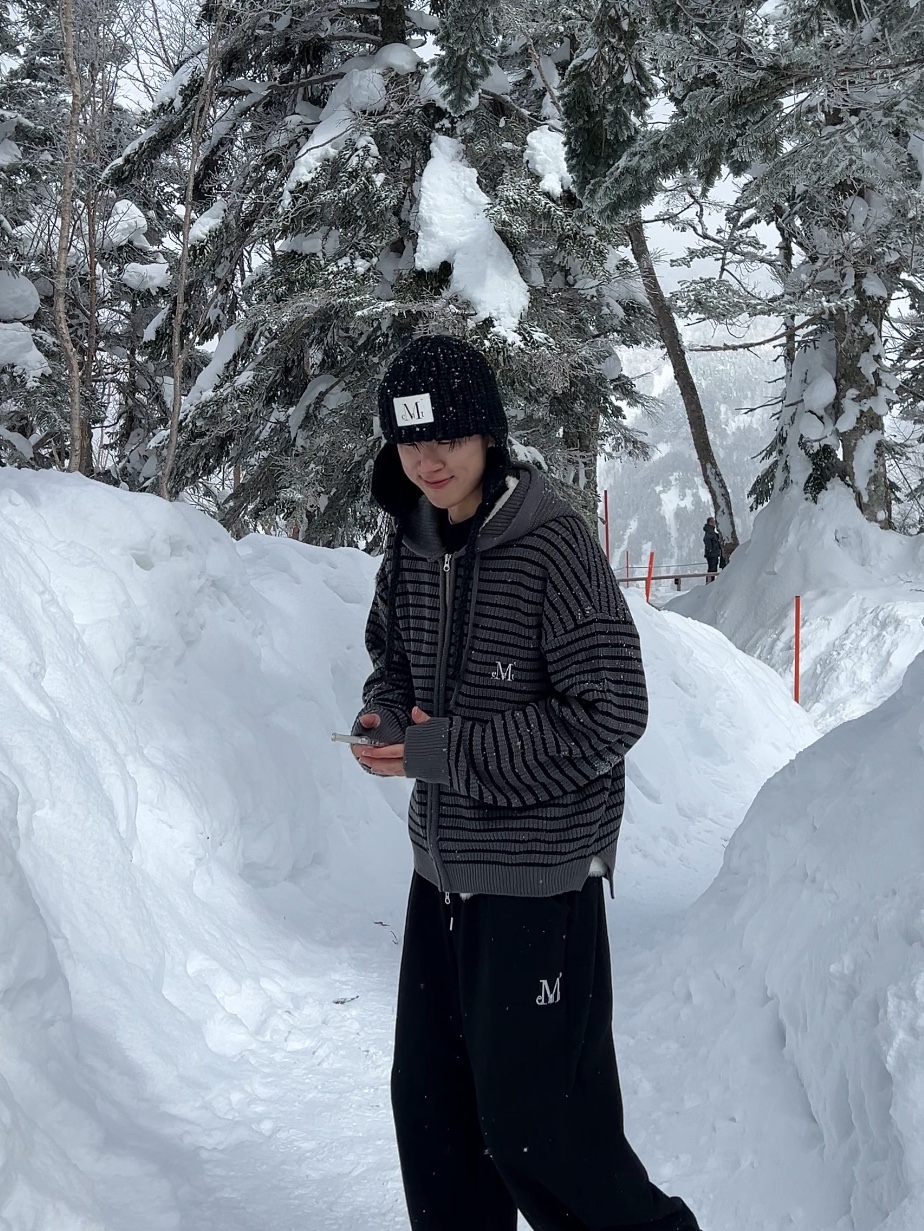 MUCENT Lash Metal Logo Jogger Sweat Wide Pants Black Jogger, MUCENT Mei Stripe Hand-Warmer Knit Zip-Up Black 착용 스타일 - 1