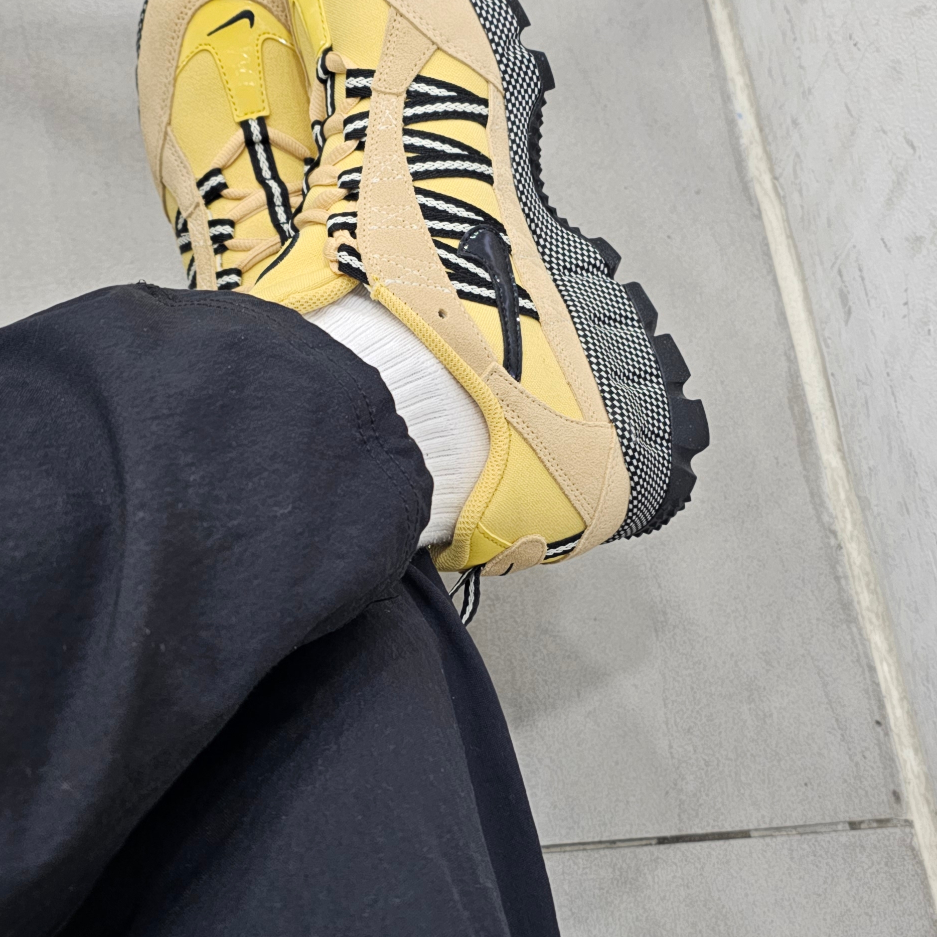 (W) Nike Air Humara Sesame Saturn Gold, Nike ACG Smith Summit Cargo Pants Black Anthracite - Asia 착용 스타일 - 7