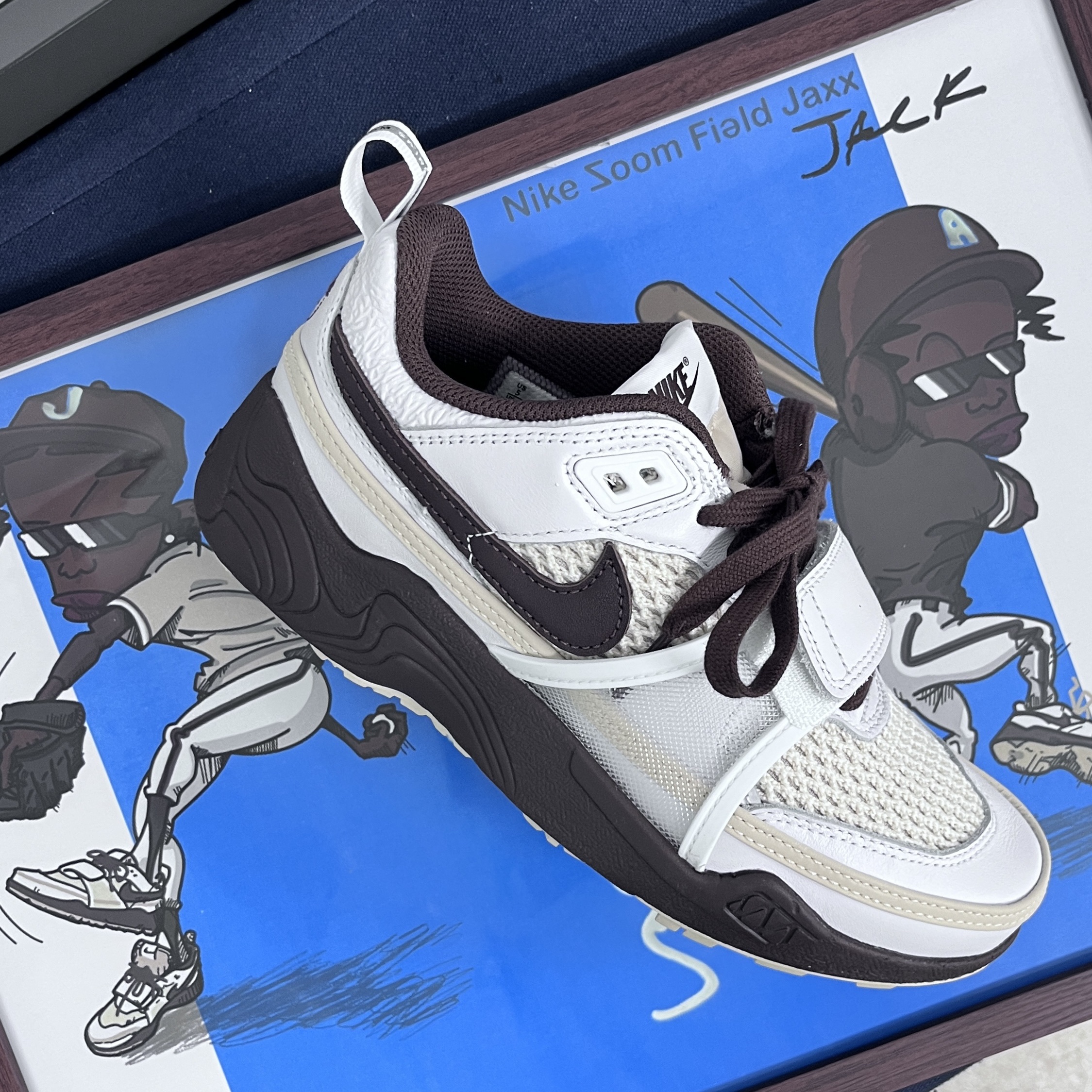 Nike x Travis Scott Zoom Field Jaxx White and Light Chocolate 착용 스타일 - 2