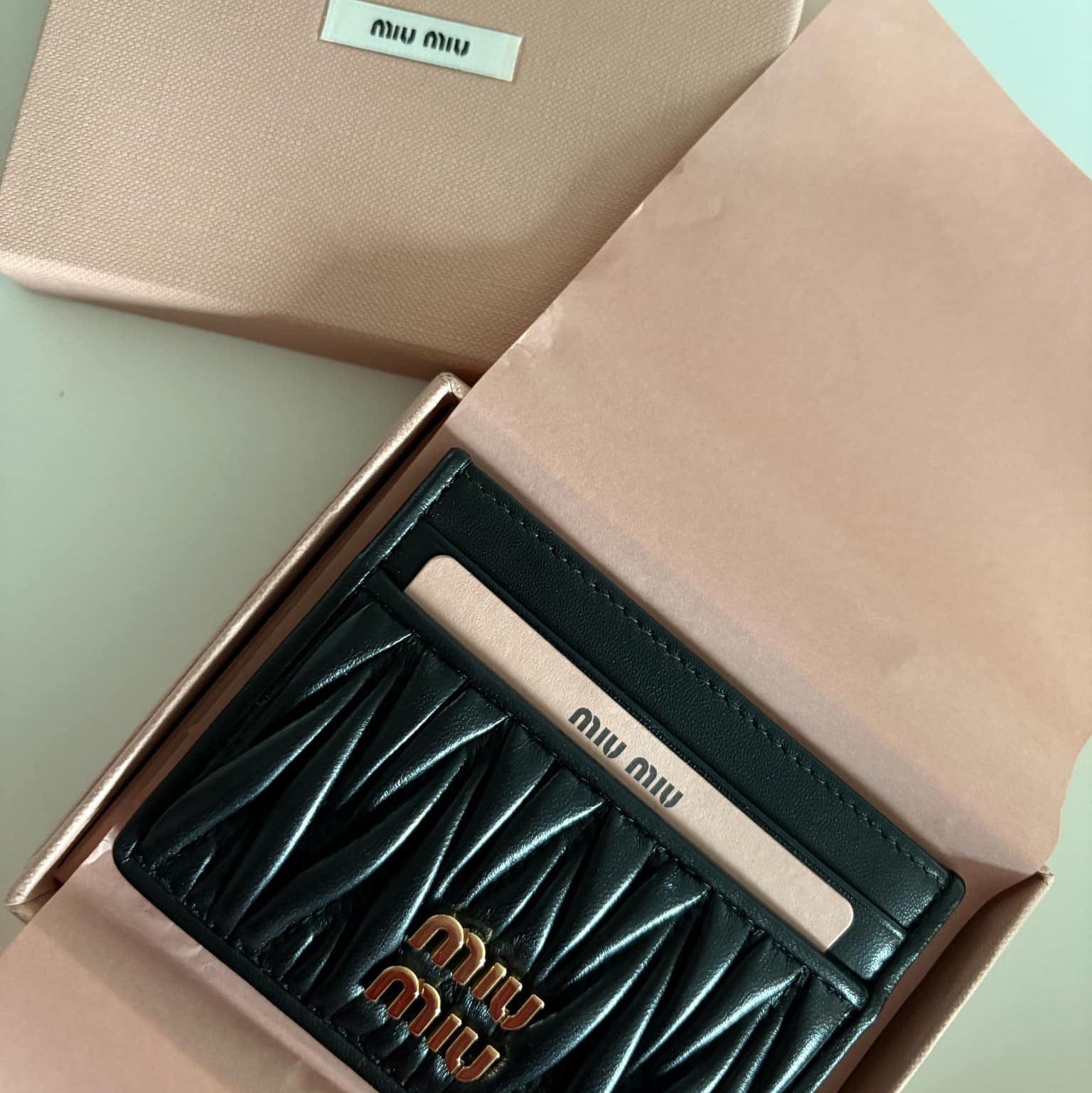 Miu Miu Matelasse Nappa Leather Card Holder Black 착용 스타일