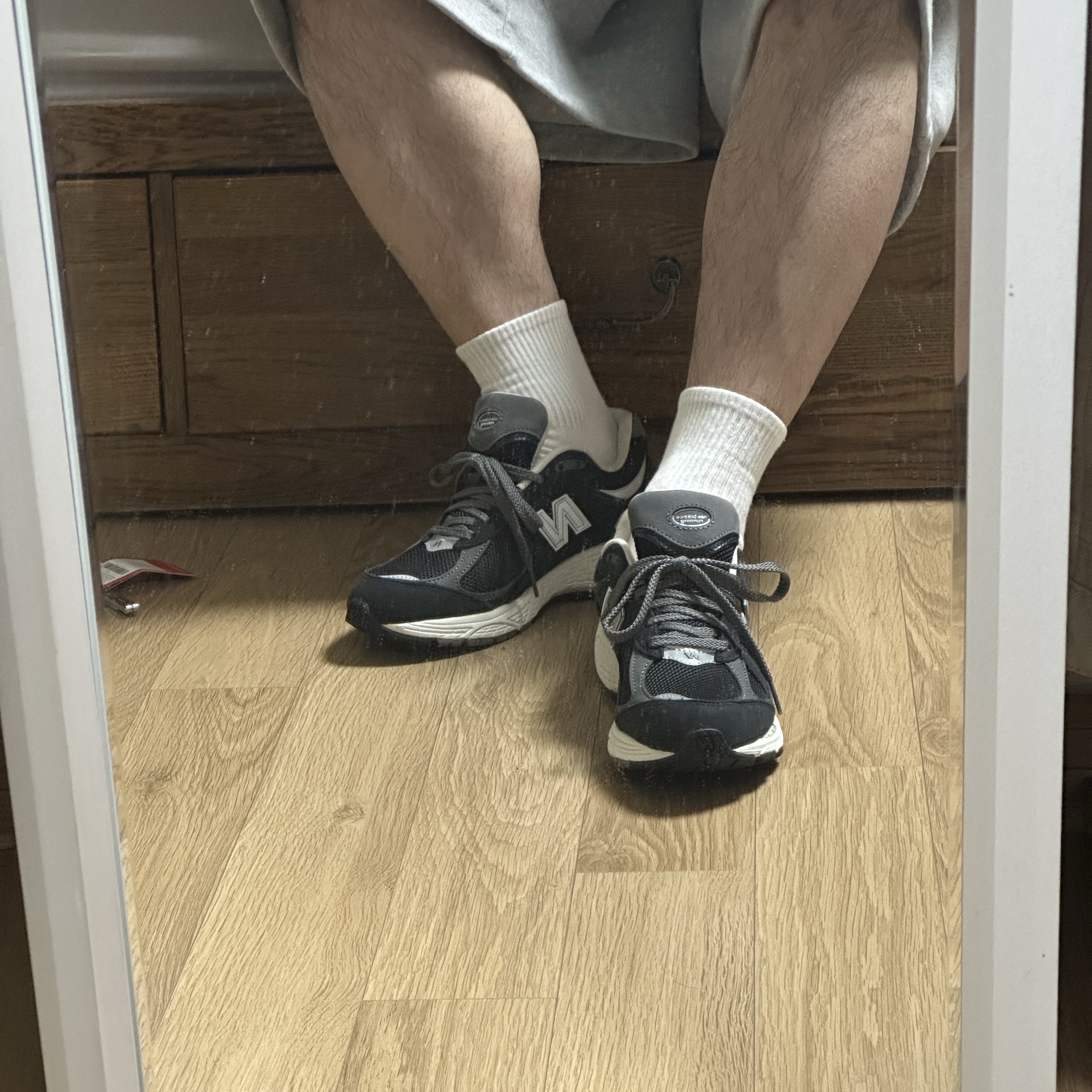 New Balance 2002R Premium Vintage Black 착용 스타일