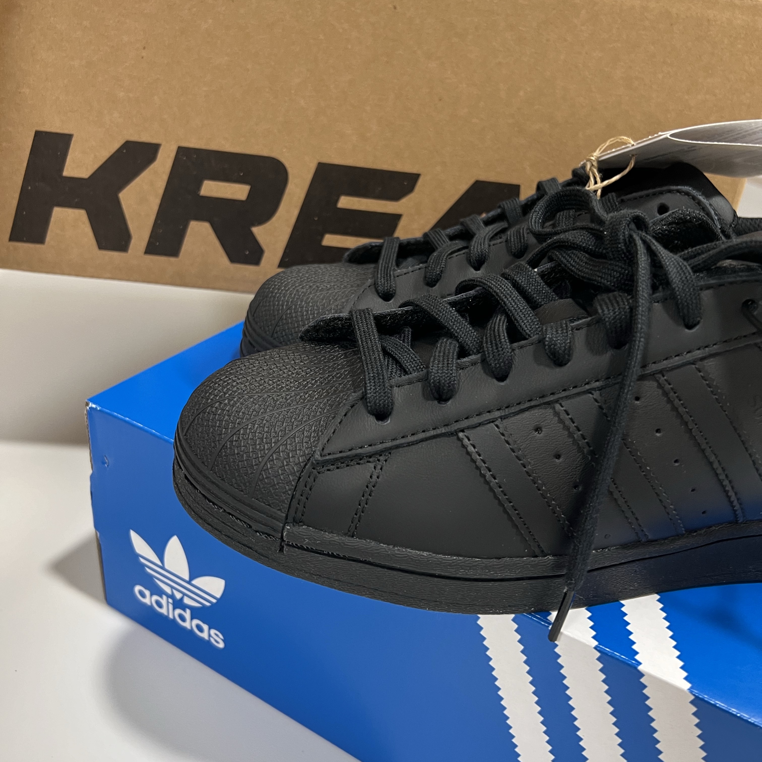 Adidas Superstar Triple Black 착용 스타일