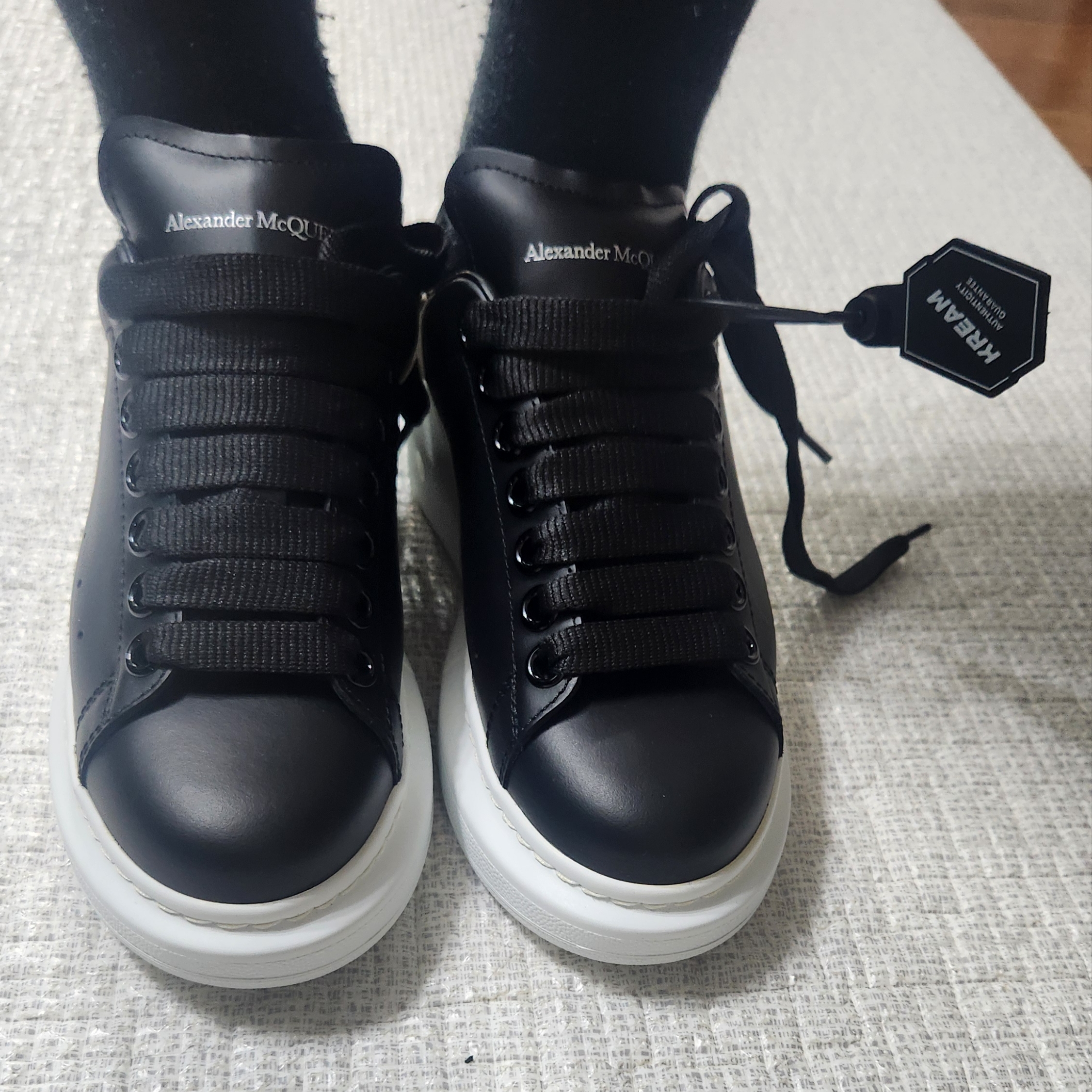 (W) Alexander McQueen Oversized Sneakers Black White 착용 스타일