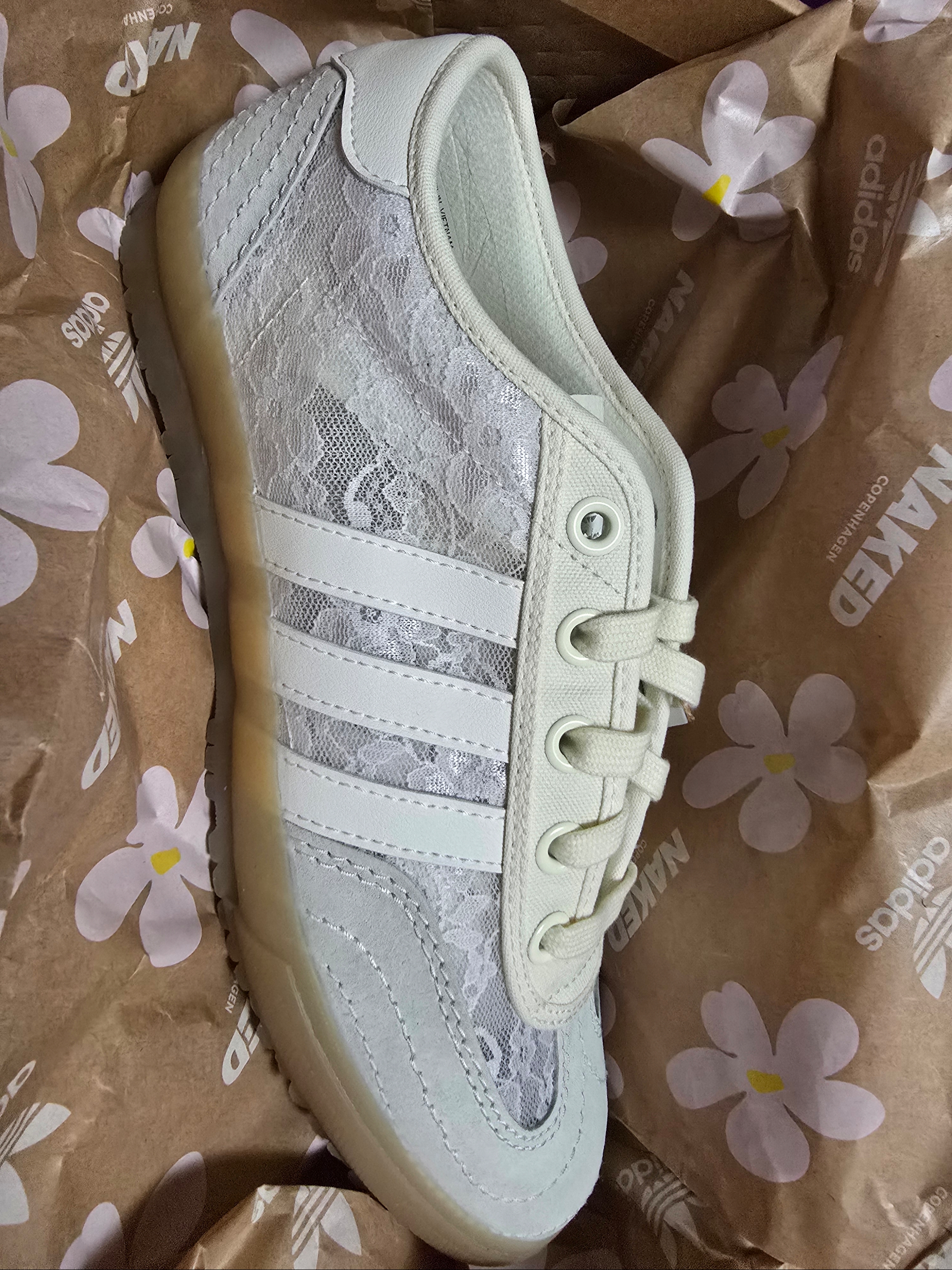 Adidas x Naked Tischtennis White Off White 착용 스타일