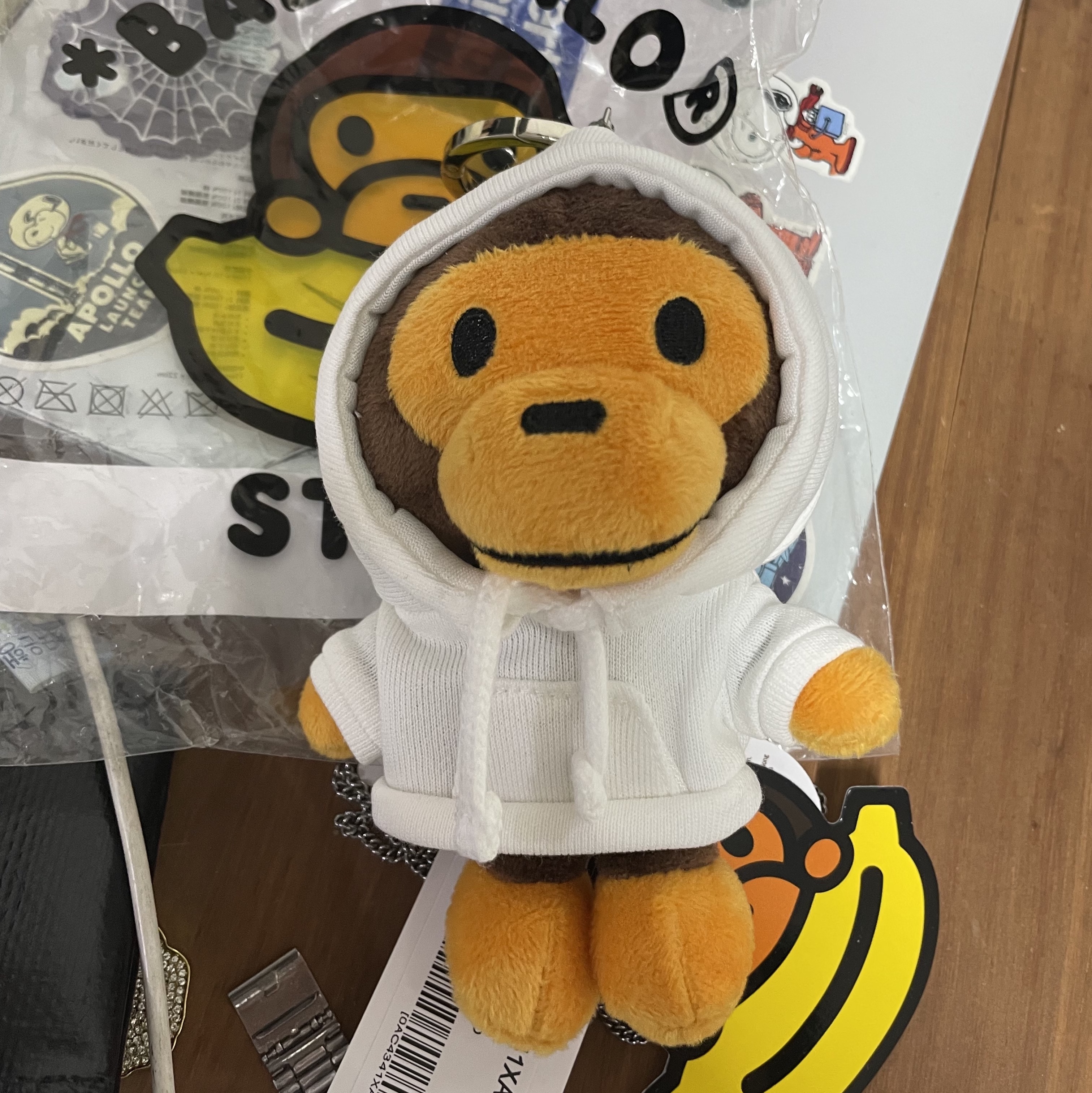 BAPE Baby Milo Plush Doll Keychain White 착용 스타일