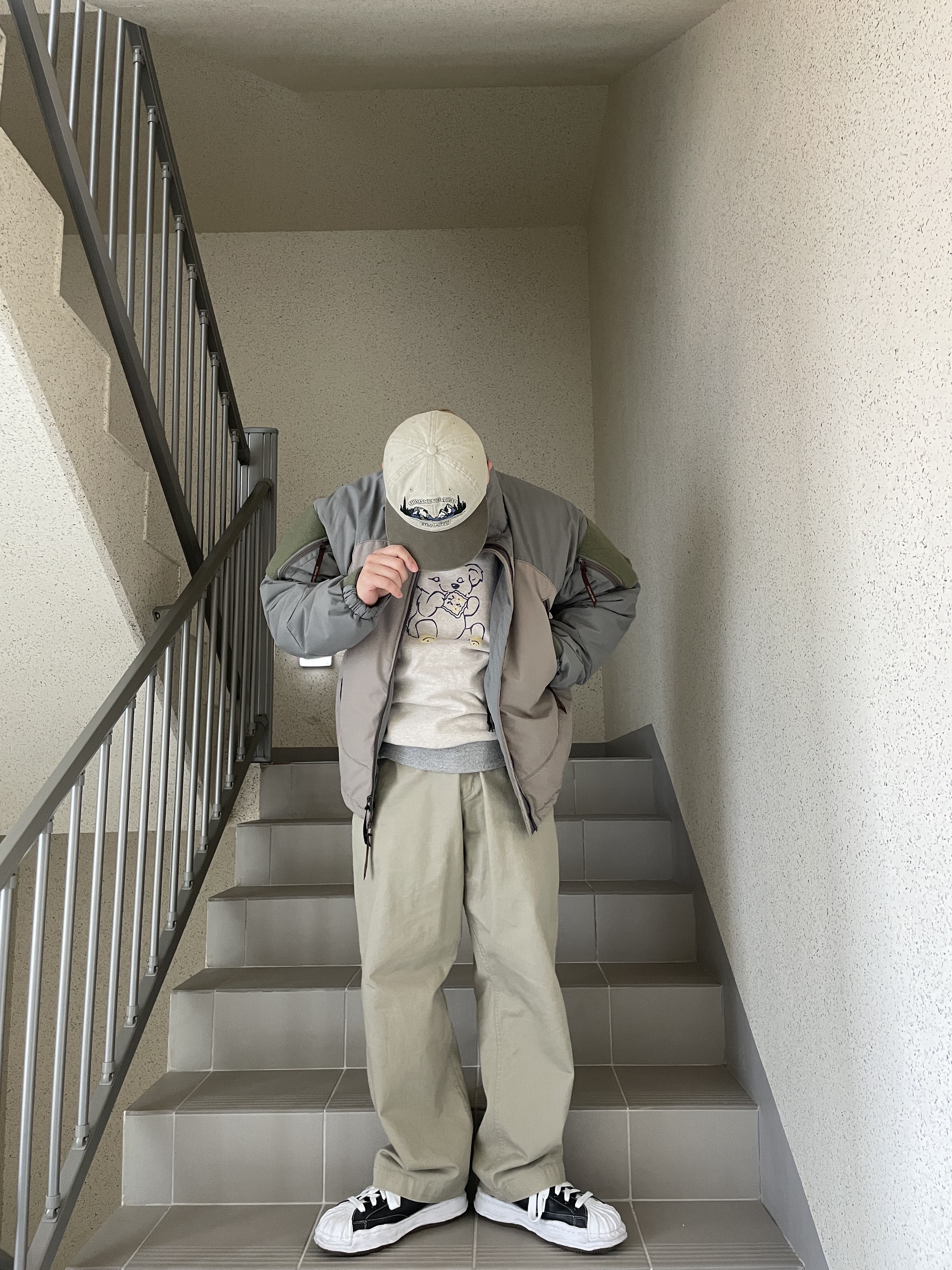 Maison Mihara Yasuhiro Blakey OG Sole Leather Low-top Sneakers Black, Thisisneverthat x Gramicci Mountain Cap Khaki 착용 스타일 - 4
