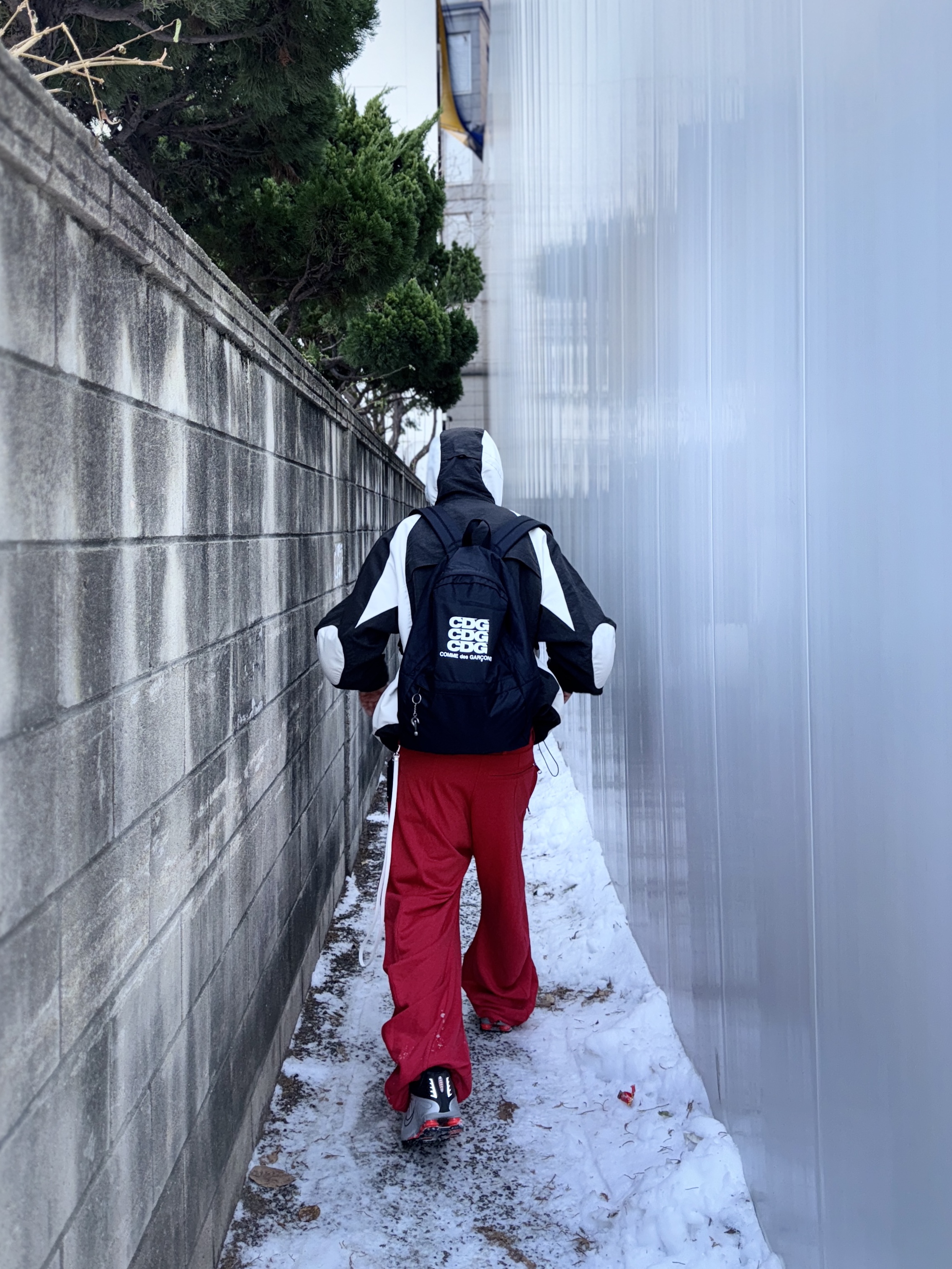 CDG Backpack Black, Nike Shox R4 Black and Metallic Silver 착용 스타일 - 4