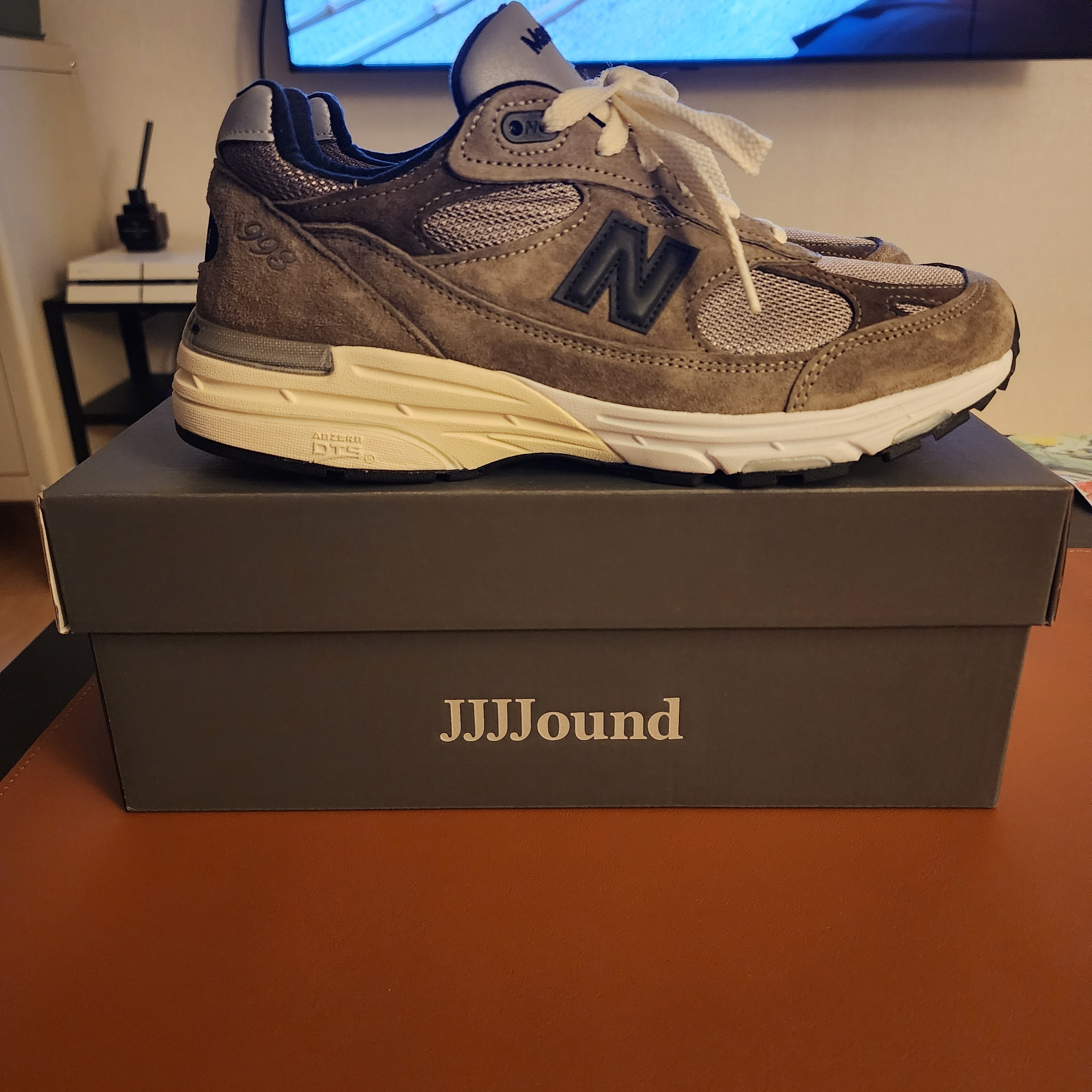 New Balance x JJJJound 993 Made in USA Mushroom White 착용 스타일 - 1