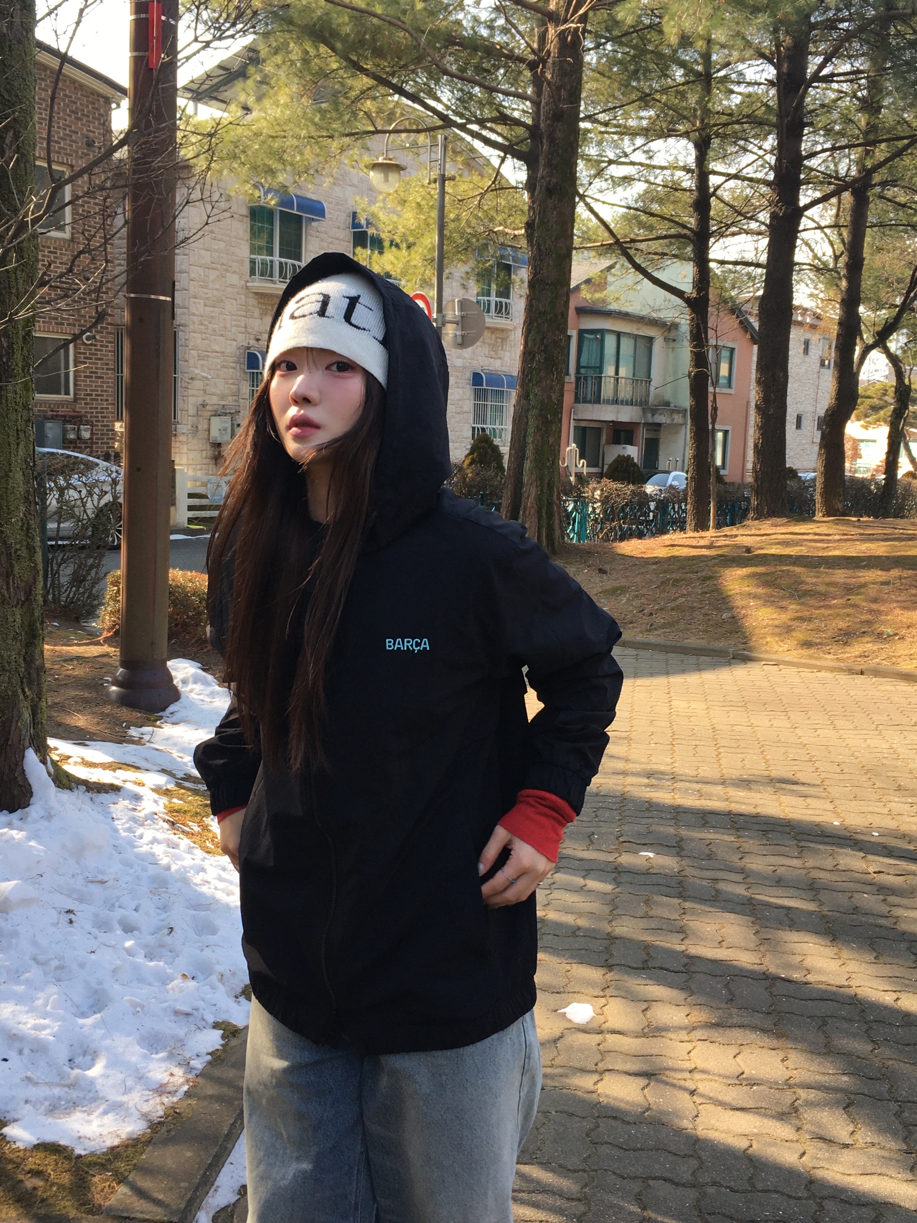 마뗑킴 로고 자카드 숏 비니 화이트, 반스 슬립온 체커보드 착용 스타일 - 3