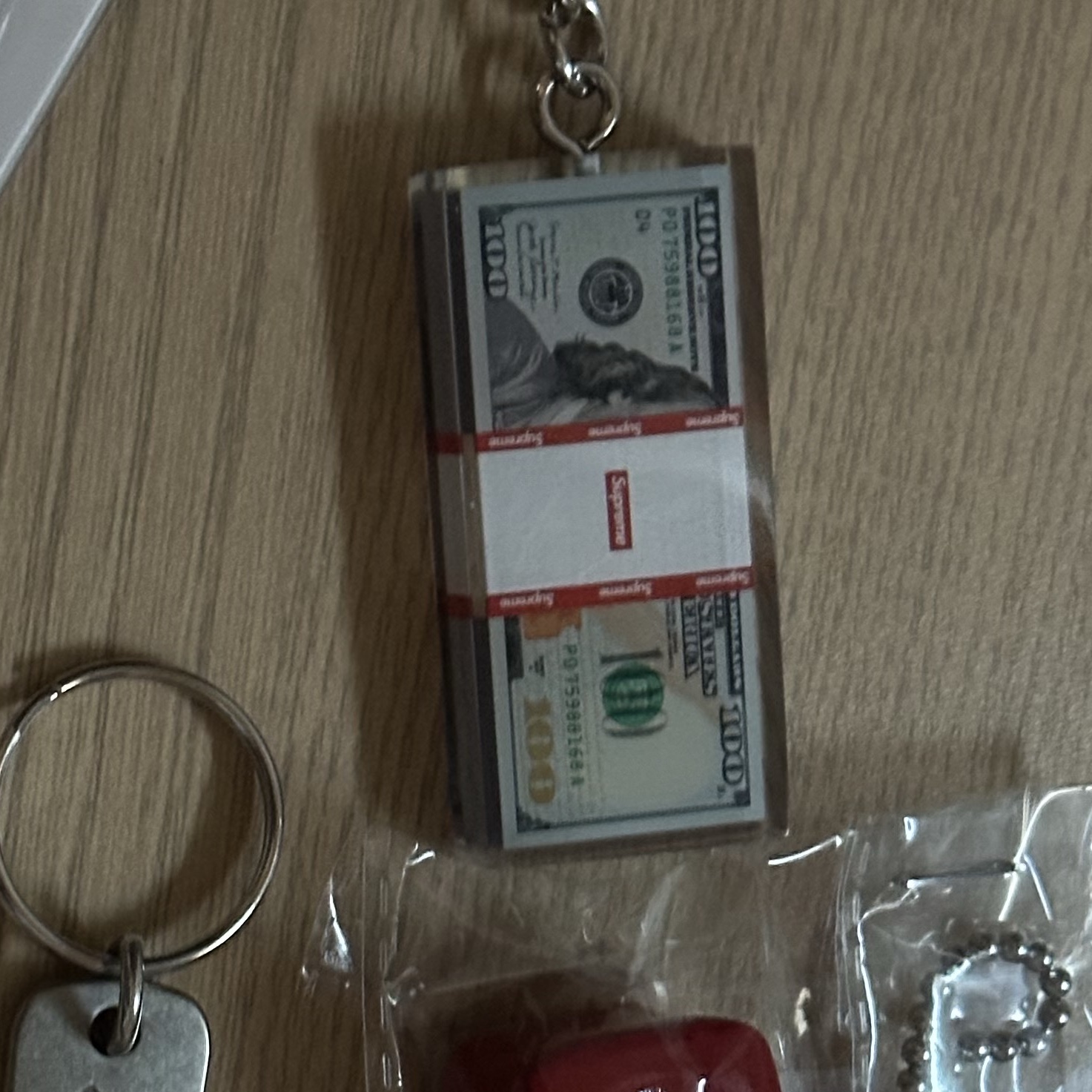 Supreme Cash Paperweight Keychain Multicolor - 24FW 착용 스타일