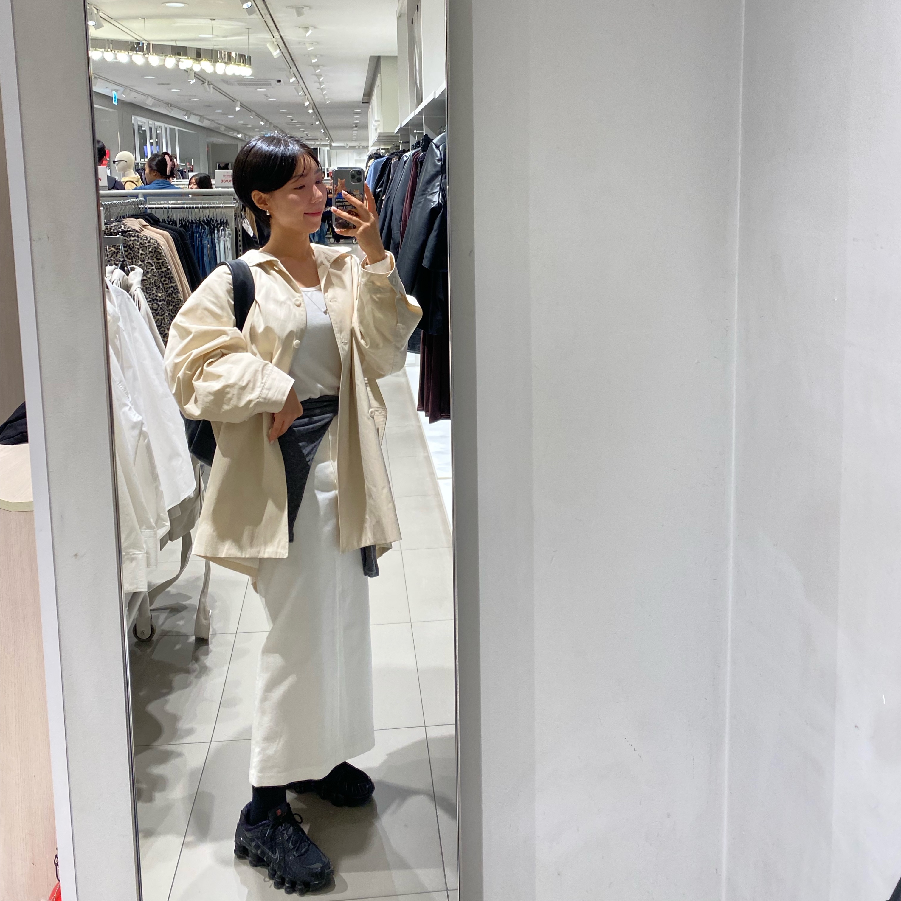 (W) 나이키 샥스 TL 블랙 앤 맥스 오렌지, 르메르 포춘 크루아상 백 소프트 나파 레더 블랙 착용 스타일 - 3
