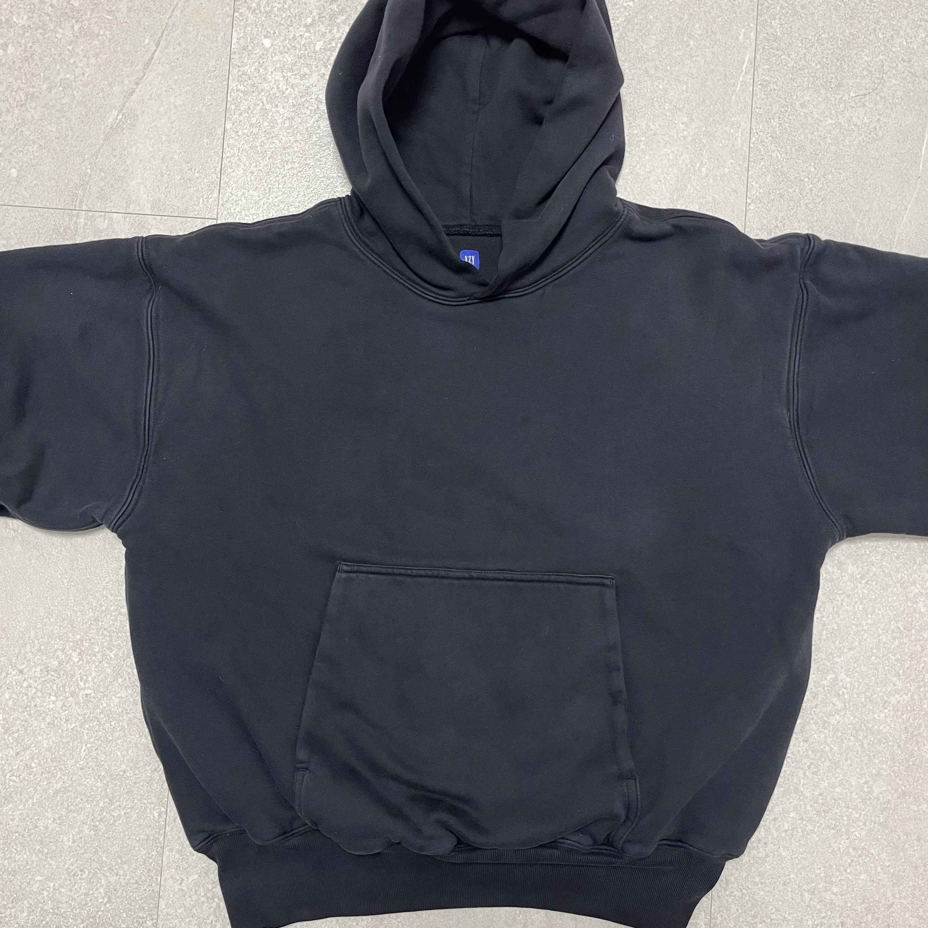 Yeezy Gap Hoodie Black 착용 스타일 - 2