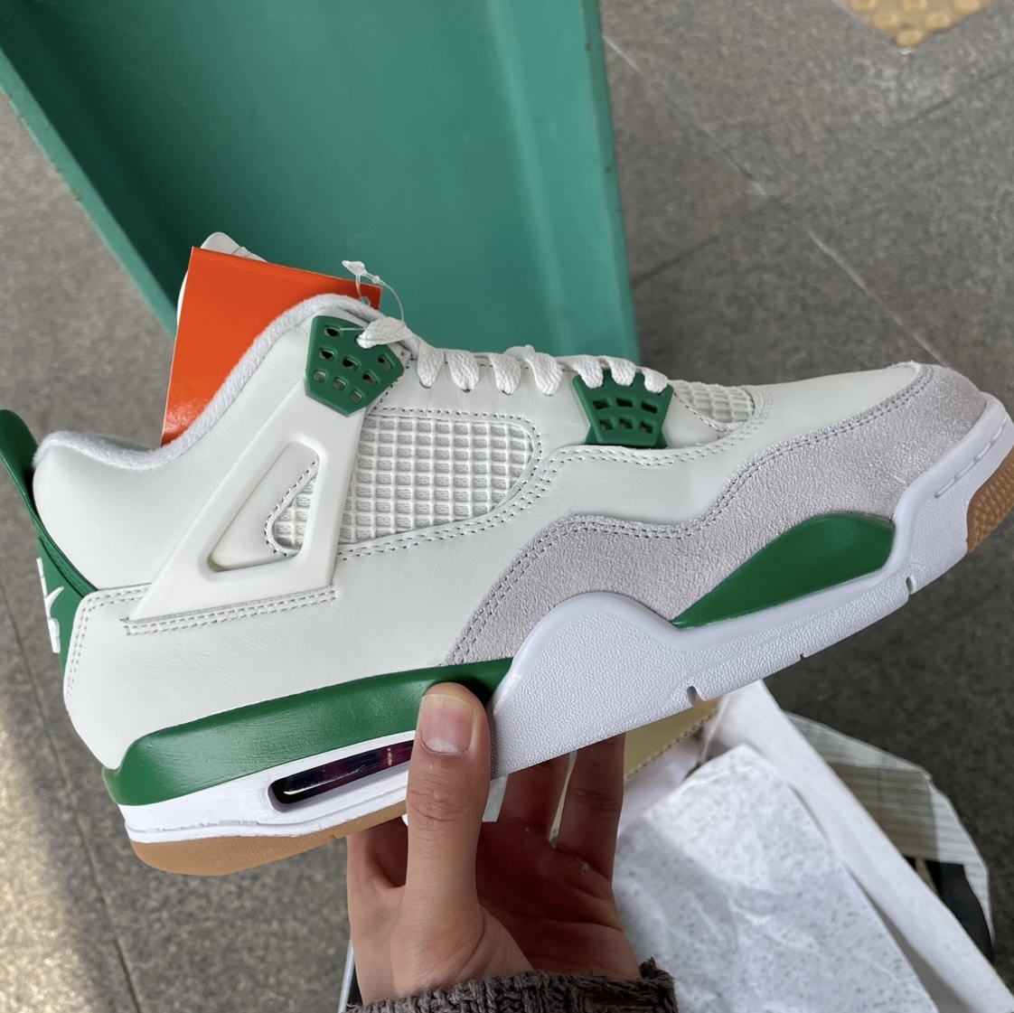 Jordan 4 x Nike SB Retro SP Pine Green 착용 스타일