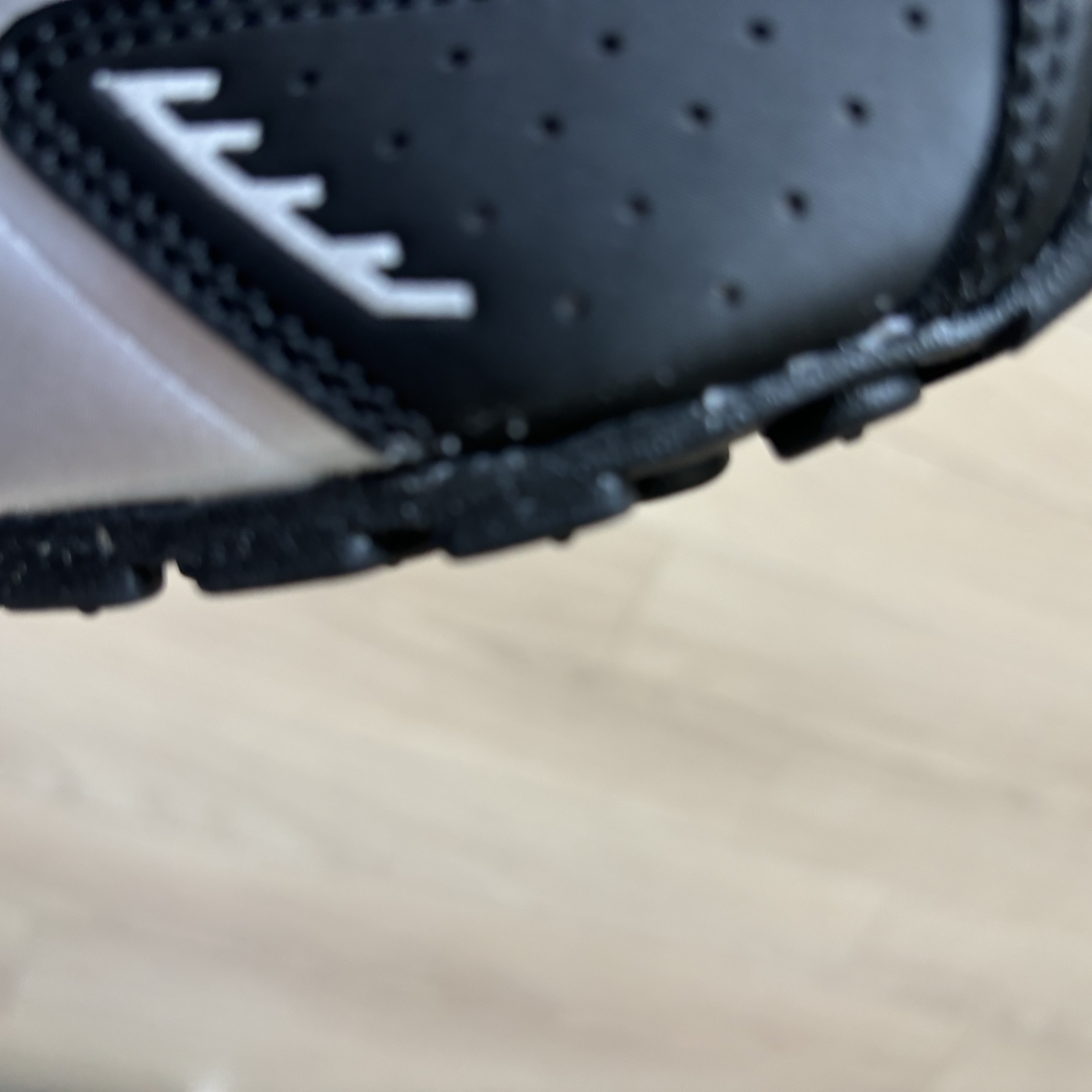 Nike Shox R4 Metallic Silver Red 착용 스타일 - 2