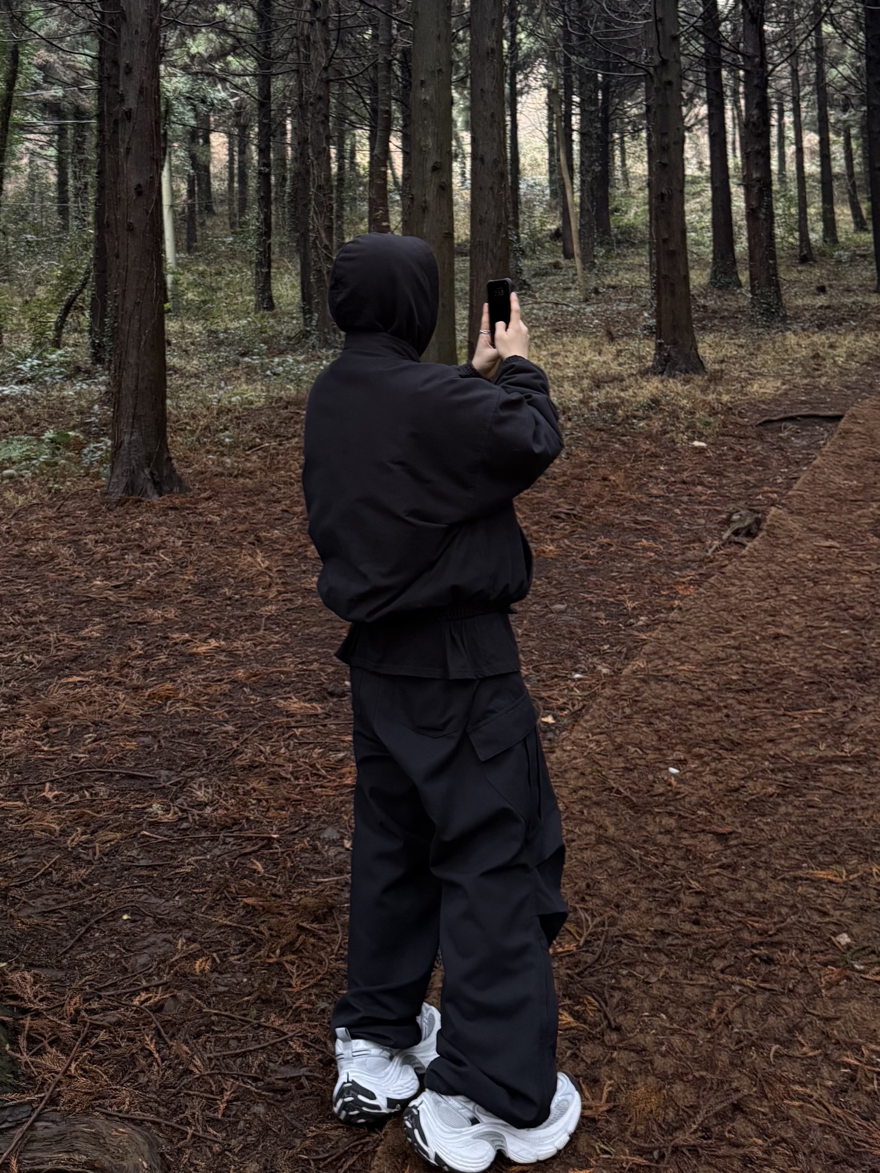 Nonnod Moleskine Bomber Jacket Matt Black, Nonnod Side Zip Cargo Pants Black 착용 스타일 - 1