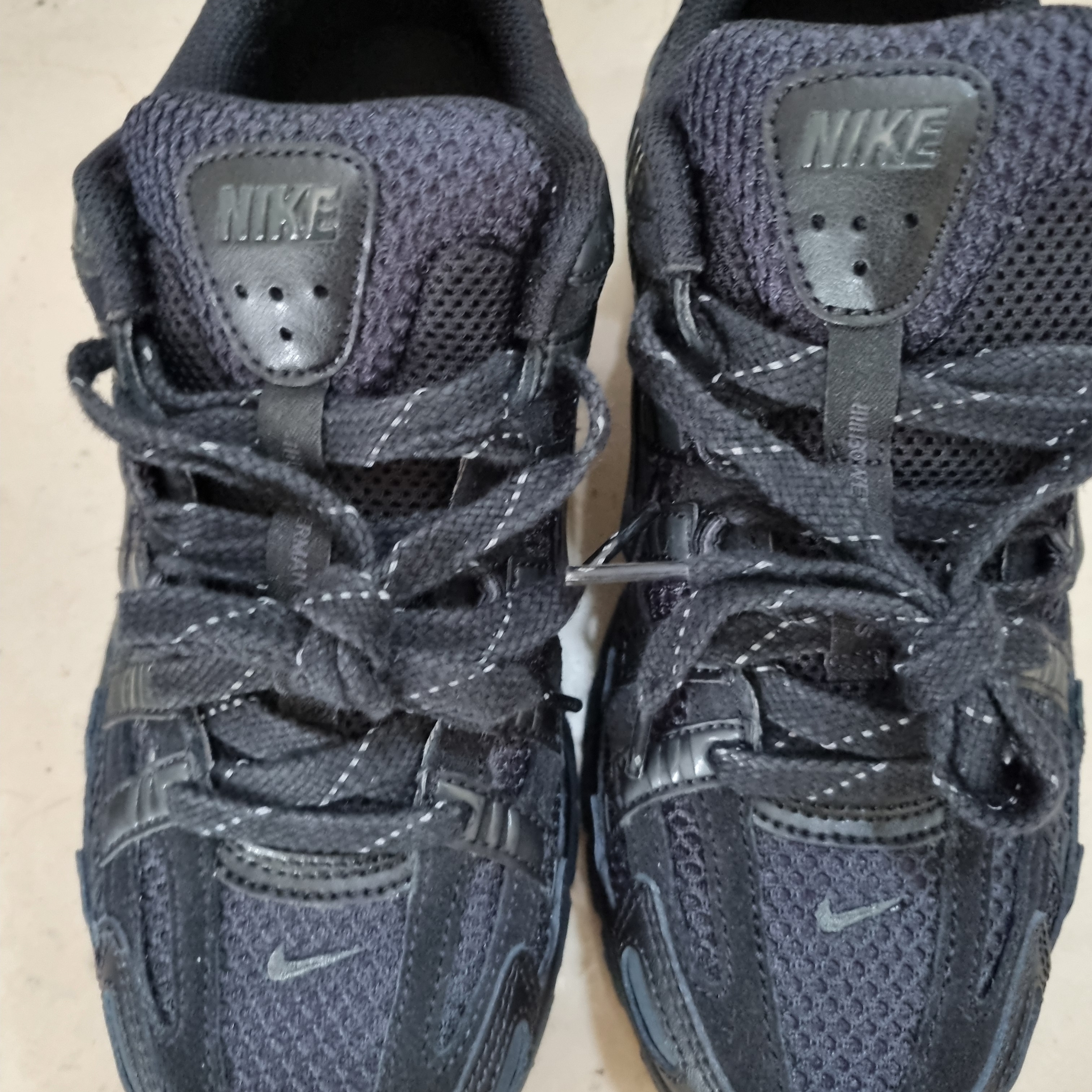 Nike P-6000 PRM Triple Black 착용 스타일
