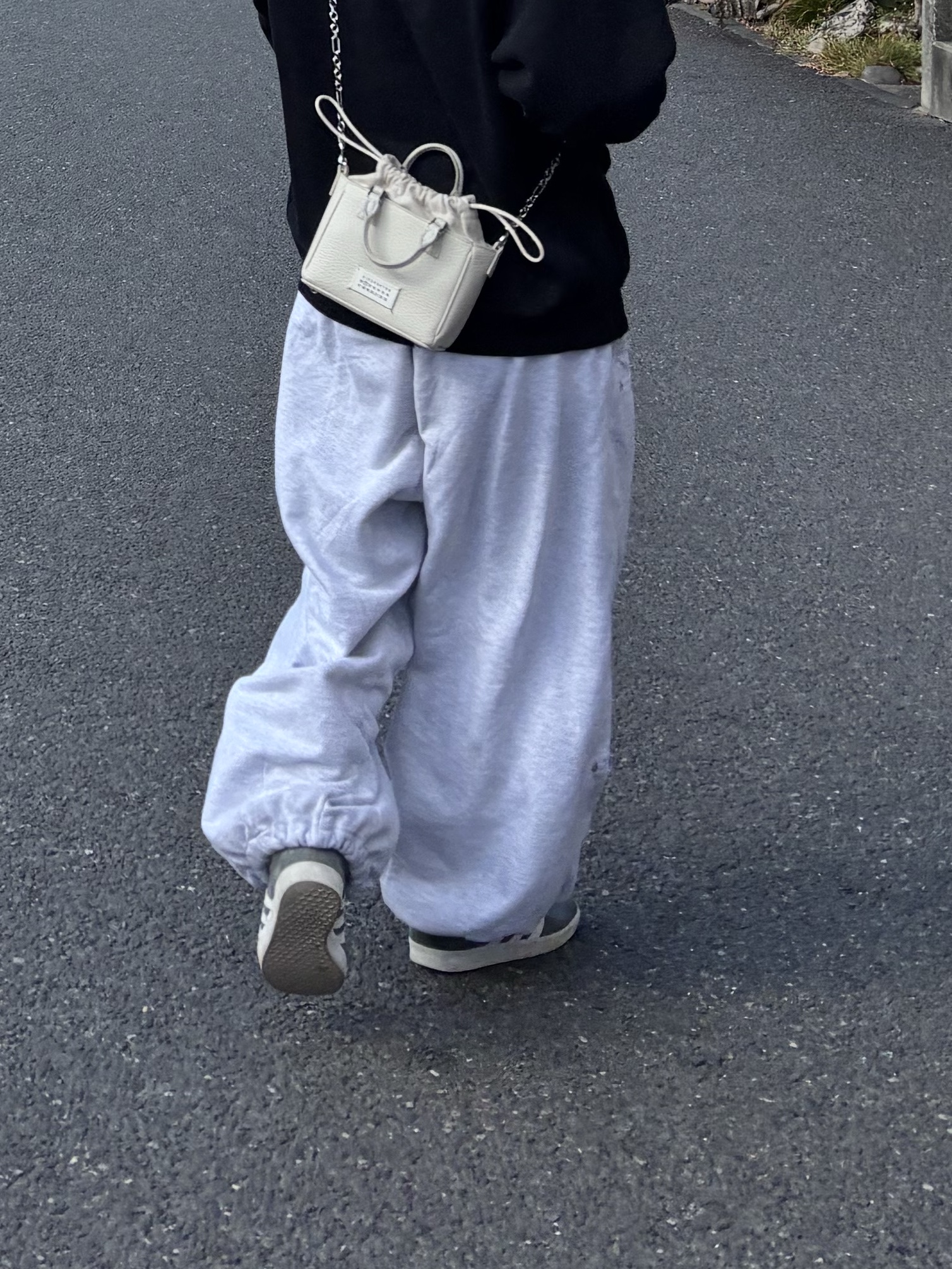 Maison Margiela 5AC Tote Horizontal Grey 착용 스타일 - 1