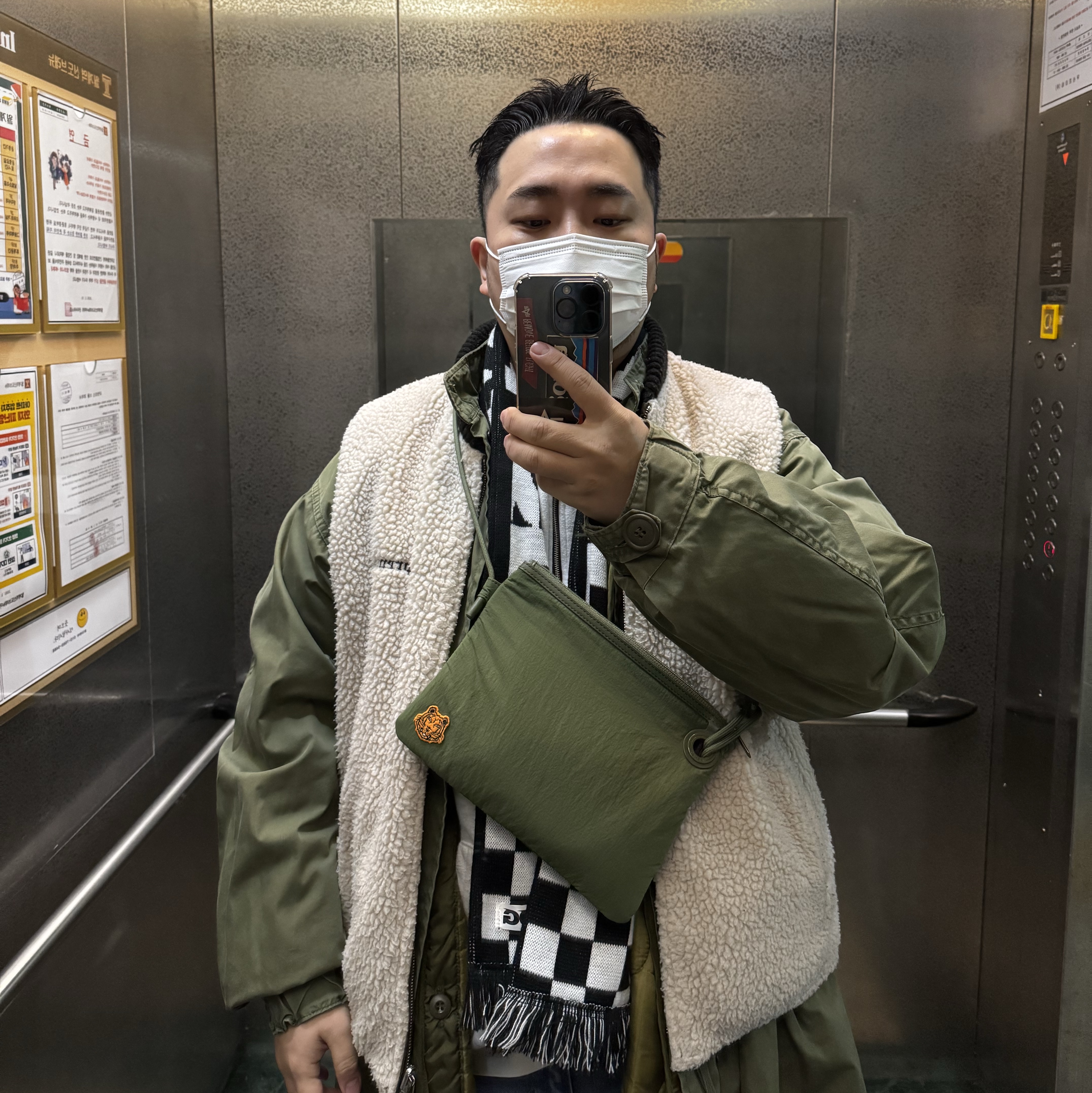CDG Logo Check Muffler White Black, IAB Studio Half Zip Pullover Light Gray 착용 스타일