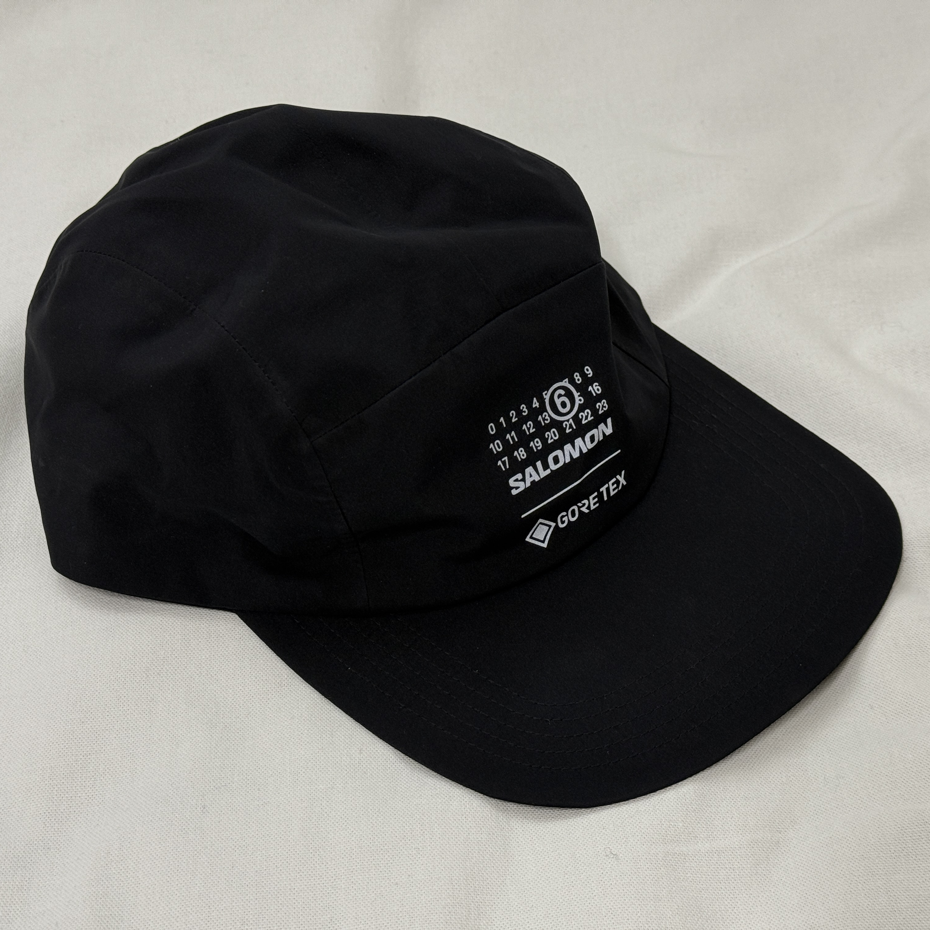 Salomon x MM6 Maison Margiela Cap Deep Black, Salomon x MM6 Maison Margiela XT-4 Mule Black 착용 스타일 - 2