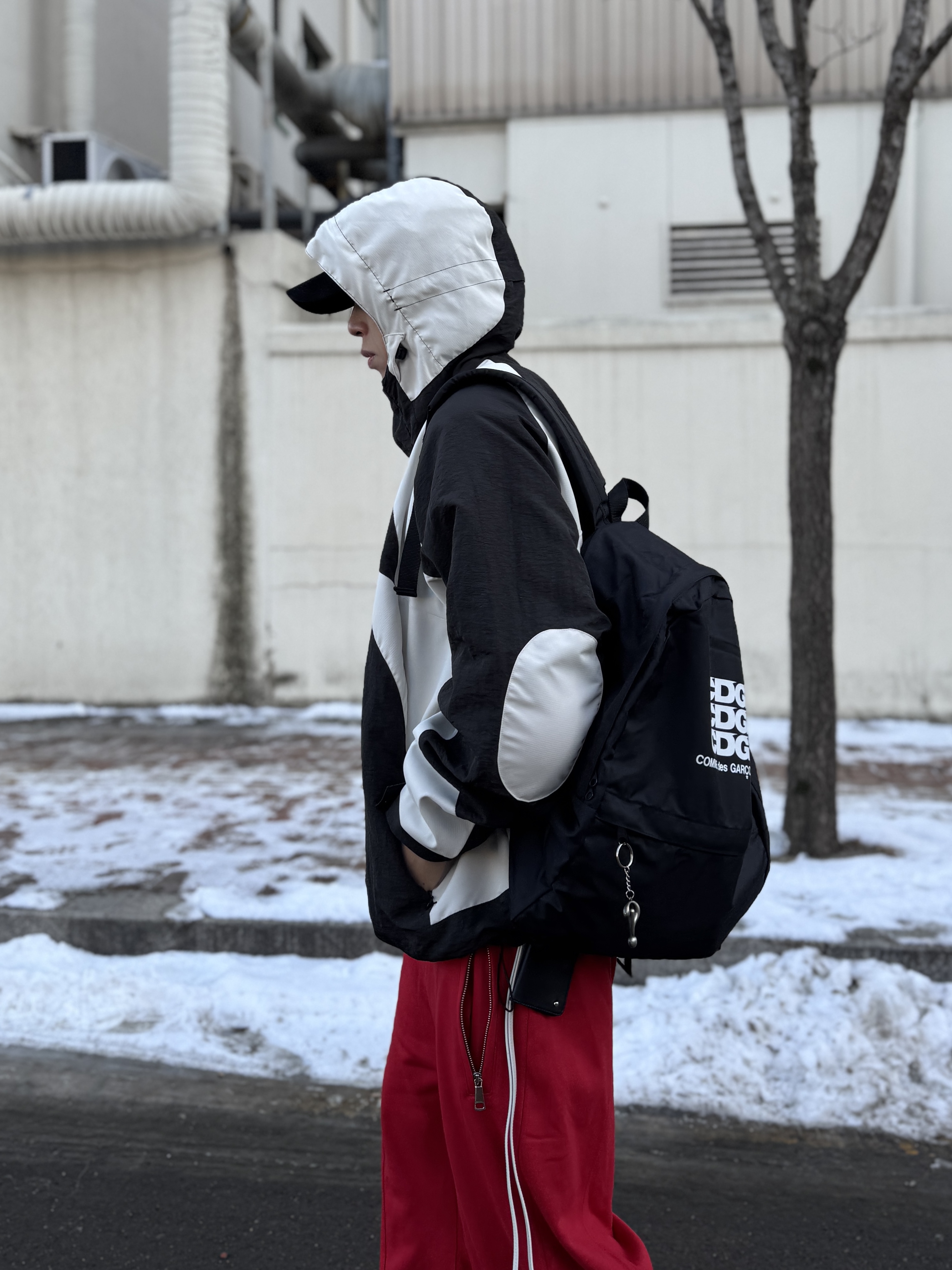 CDG Backpack Black, Nike Shox R4 Black and Metallic Silver 착용 스타일 - 3