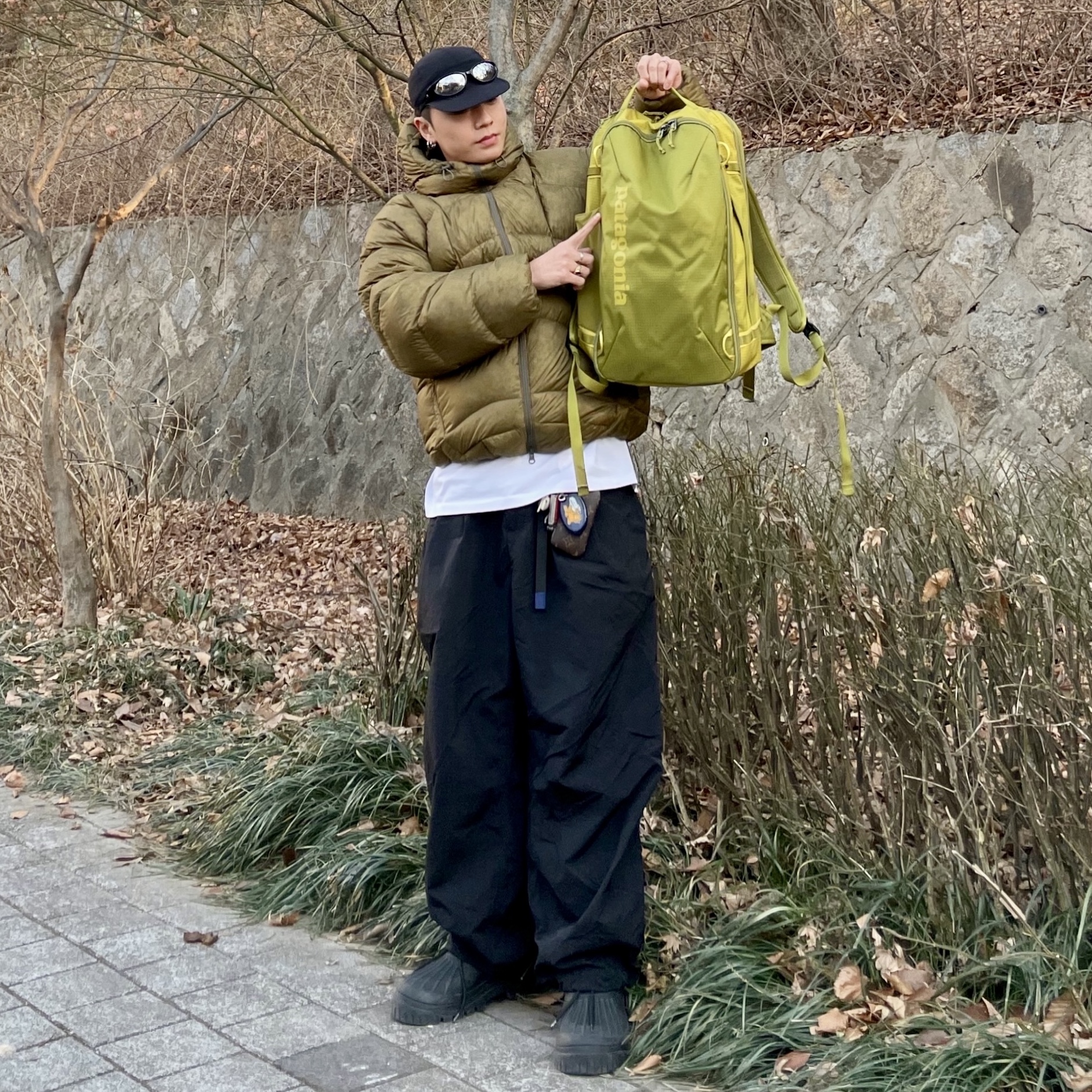 로아 하이킹 캡 블랙 착용 스타일 - 1