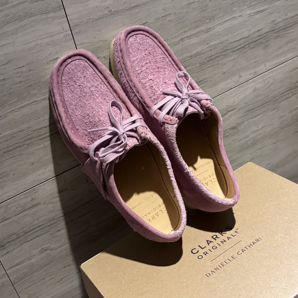 Clarks x Danielle Cathari Wallabee Pink 착용 스타일 - 2