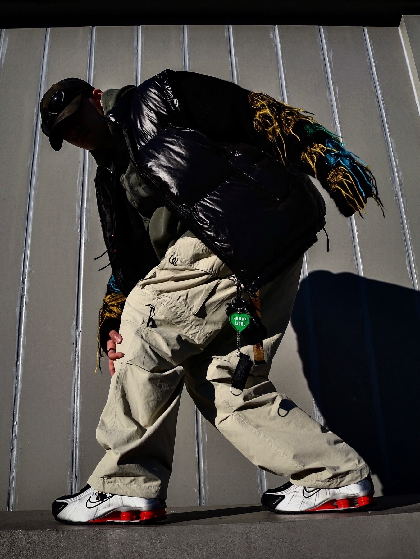 [KREAM 단독] ADSB Andersson Bell Macaron Intarsia Cardigan Black, Nike Shox R4 Black and Metallic Silver 착용 스타일 - 3