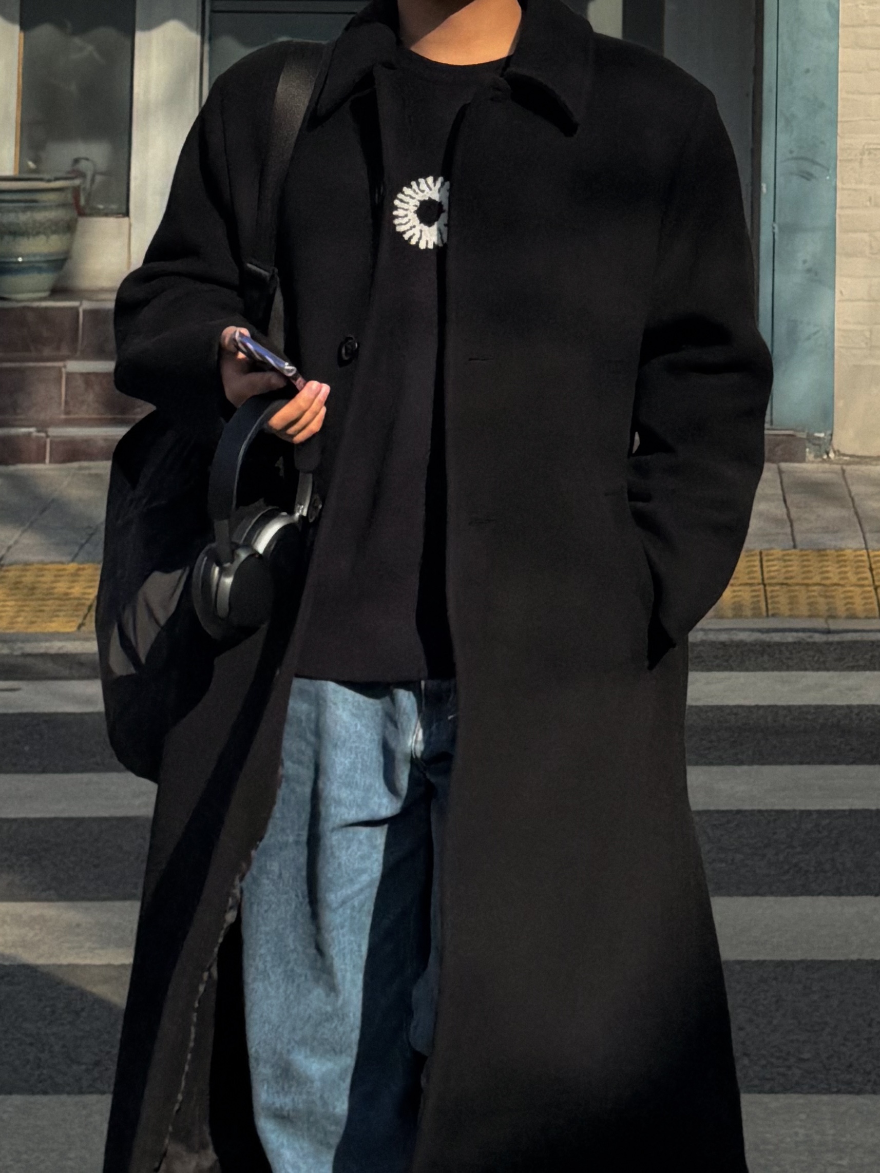 BOSE QC Ultra Black (Korean Ver.), Amomento Mens Single Breasted Long Coat Black - 24FW 착용 스타일 - 7