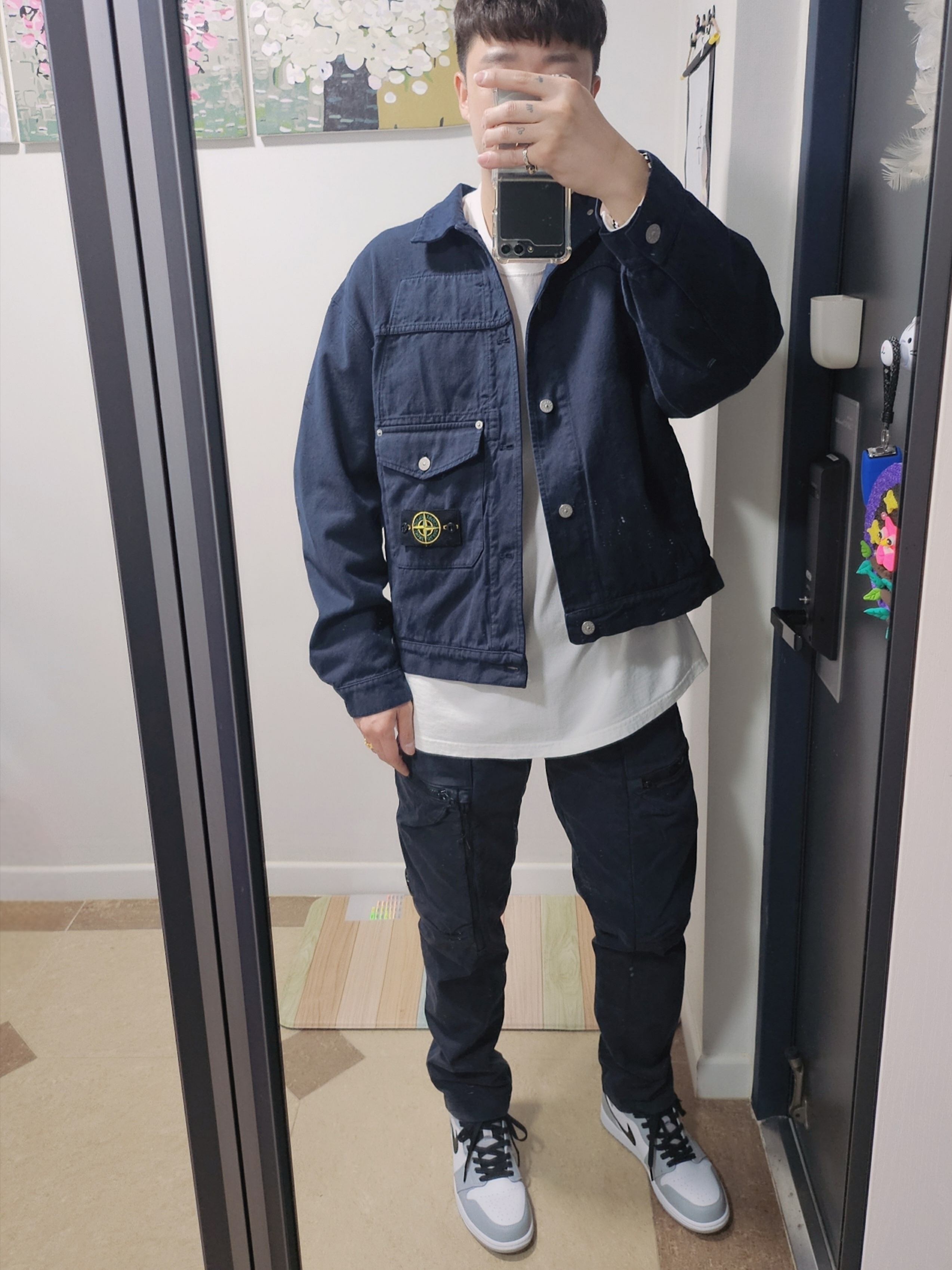 Supreme x Stone Island Denim Trucker Jacket Navy - 23FW, C.P. Company Stretch Sateen Cargo Pants Ergonomic Fit Navy - 22FW 착용 스타일