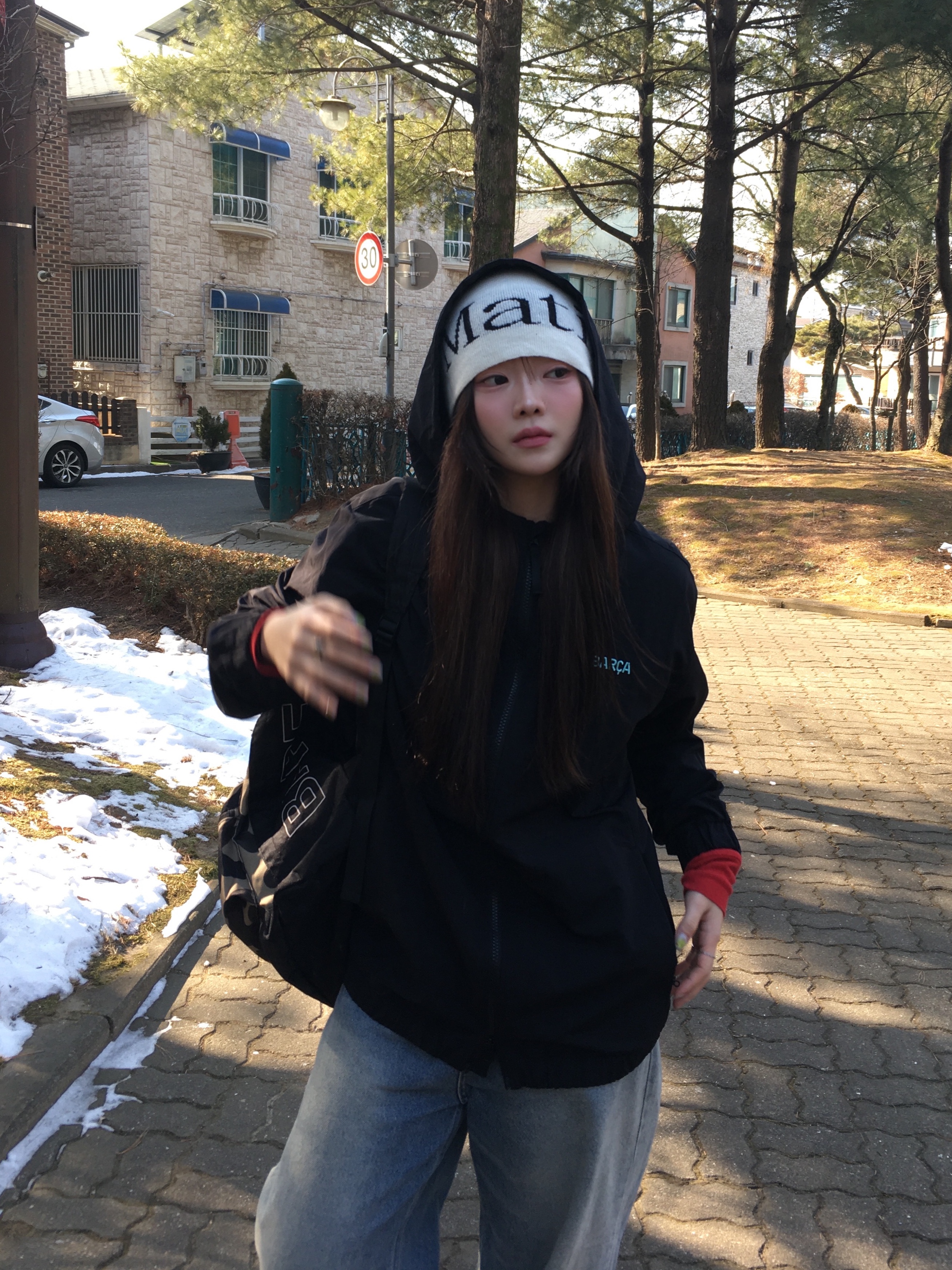 마뗑킴 로고 자카드 숏 비니 화이트, 반스 슬립온 체커보드 착용 스타일 - 5
