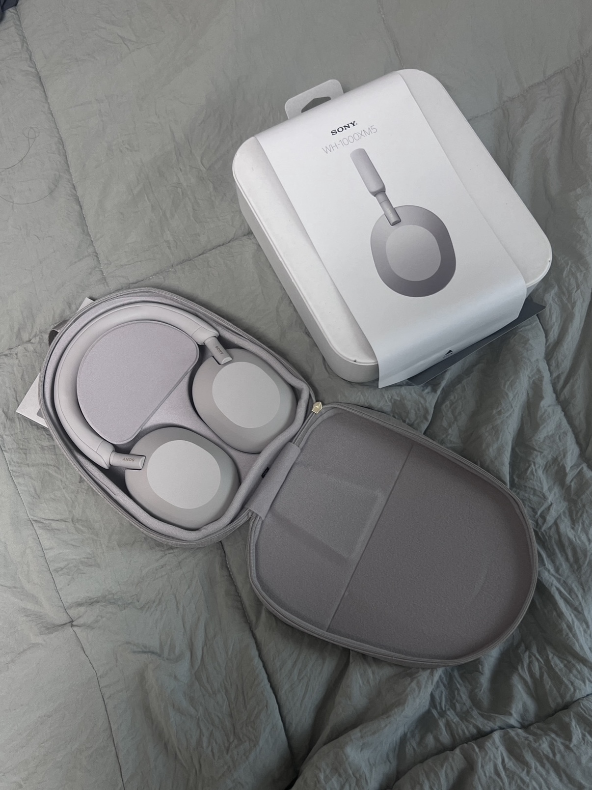 Sony WH-1000XM5 Silver (Sony Korea Ver.) 착용 스타일 - 2