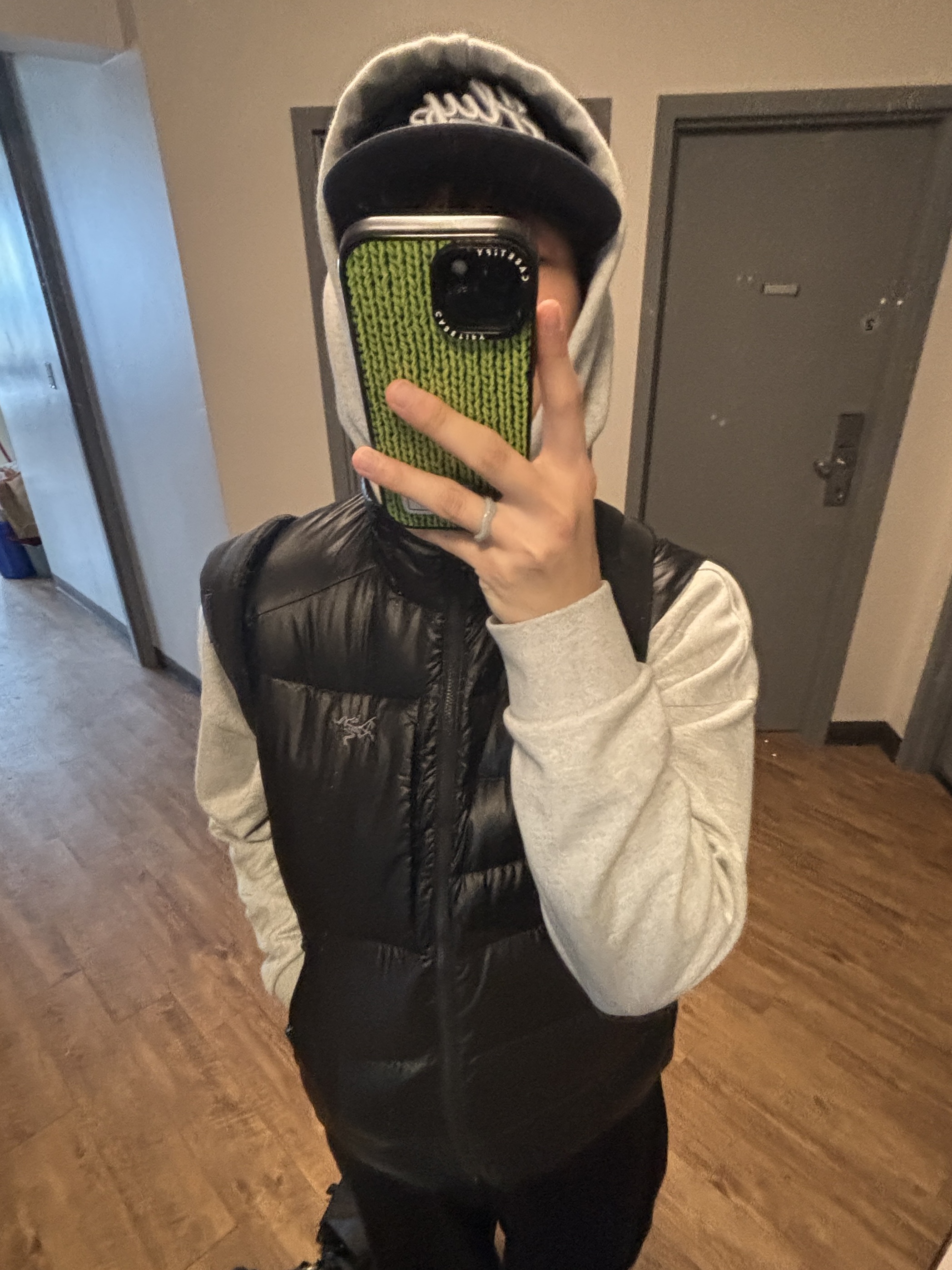 Arc'teryx Cerium Vest Black 착용 스타일