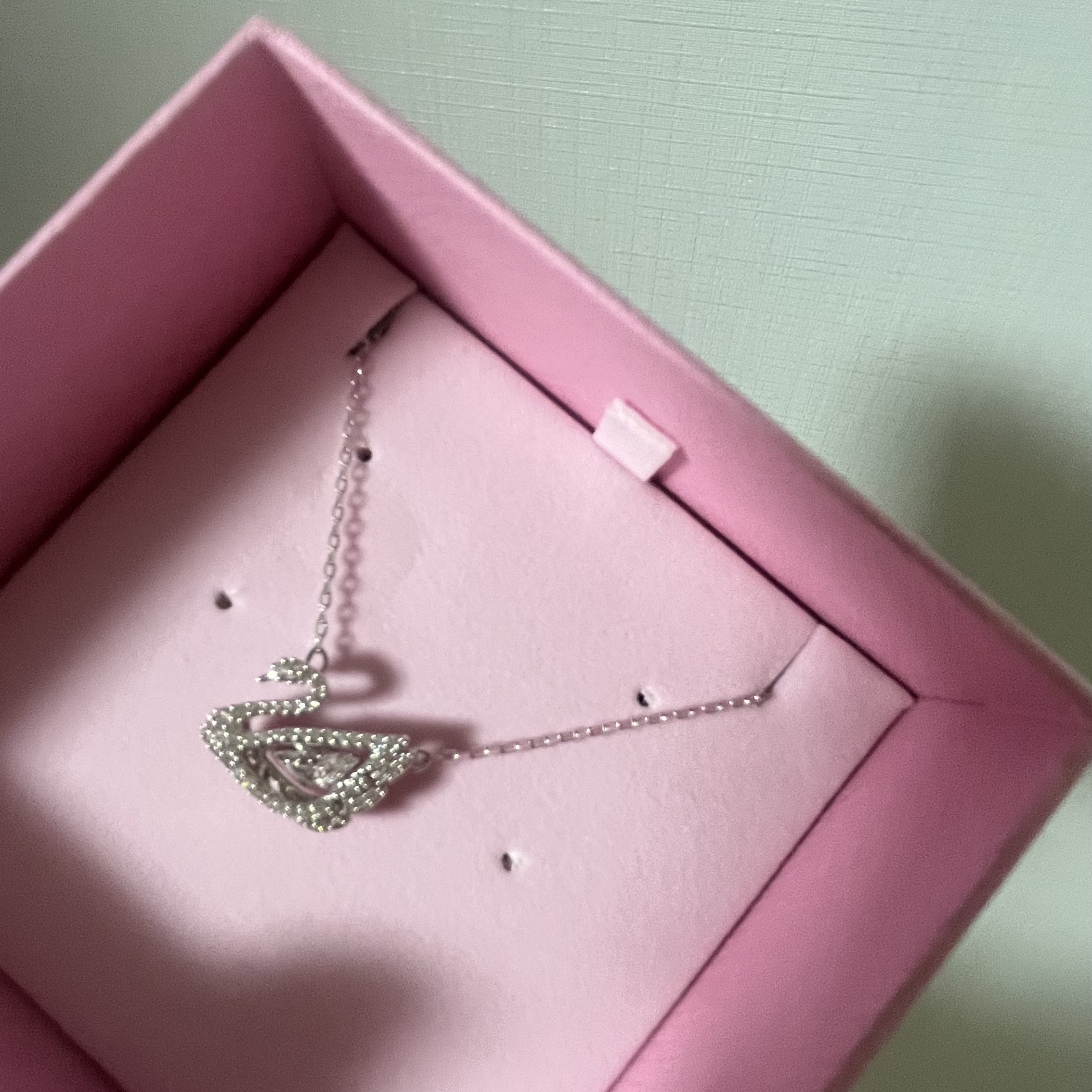 (W) Swarovski Dancing Swan Necklace White Rhodium Plated 착용 스타일 - 1