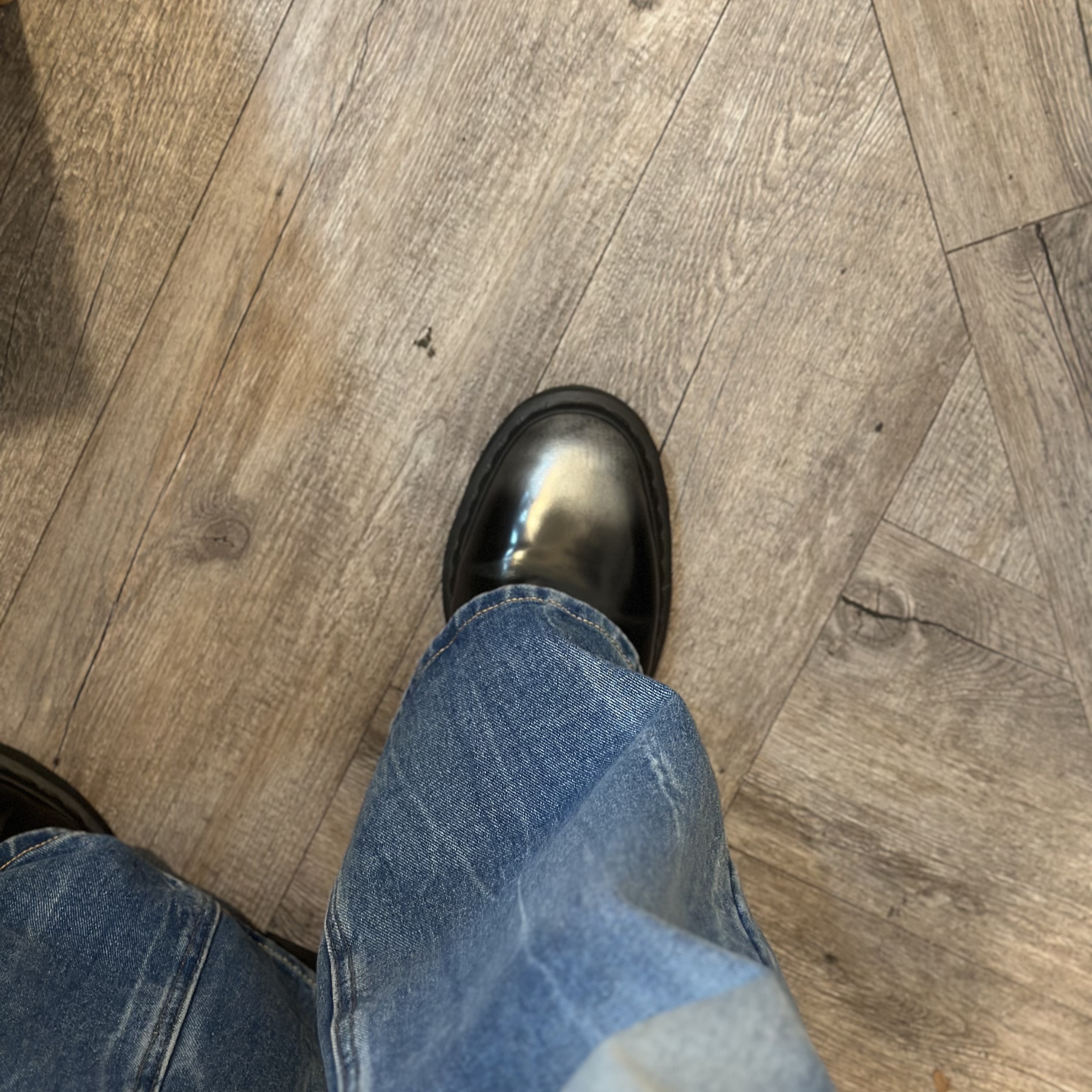 Dr. Martens x Supreme 1461 Gray Silver 착용 스타일 - 3