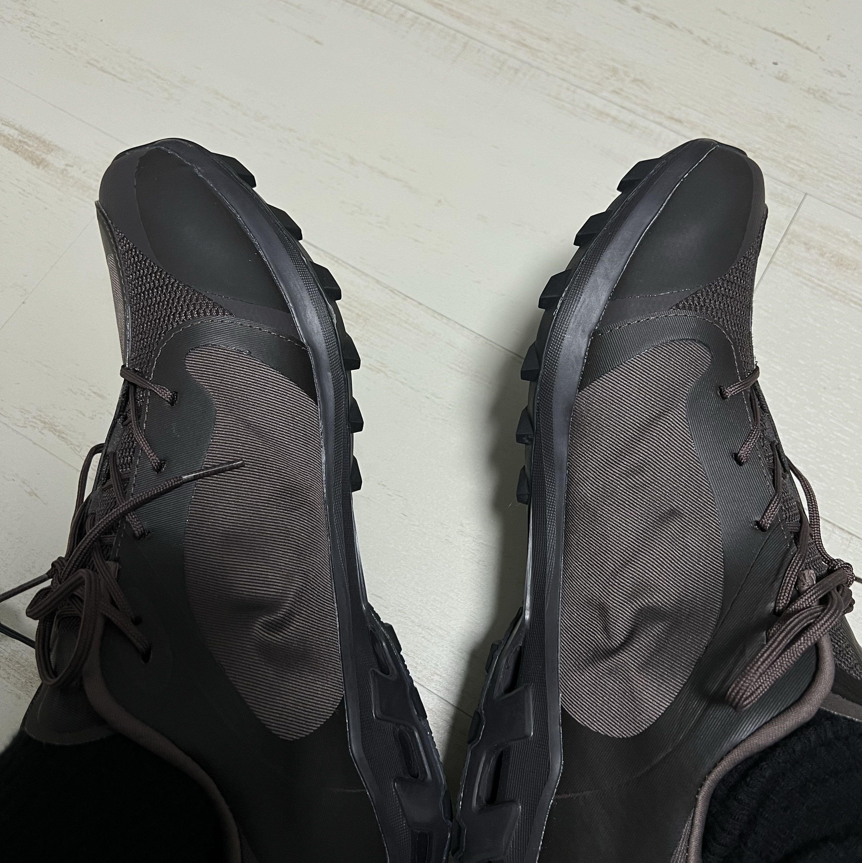 On Running x Post Archive Faction (Paf) Cloudventure Peak Cacao Espresso 착용 스타일 - 3