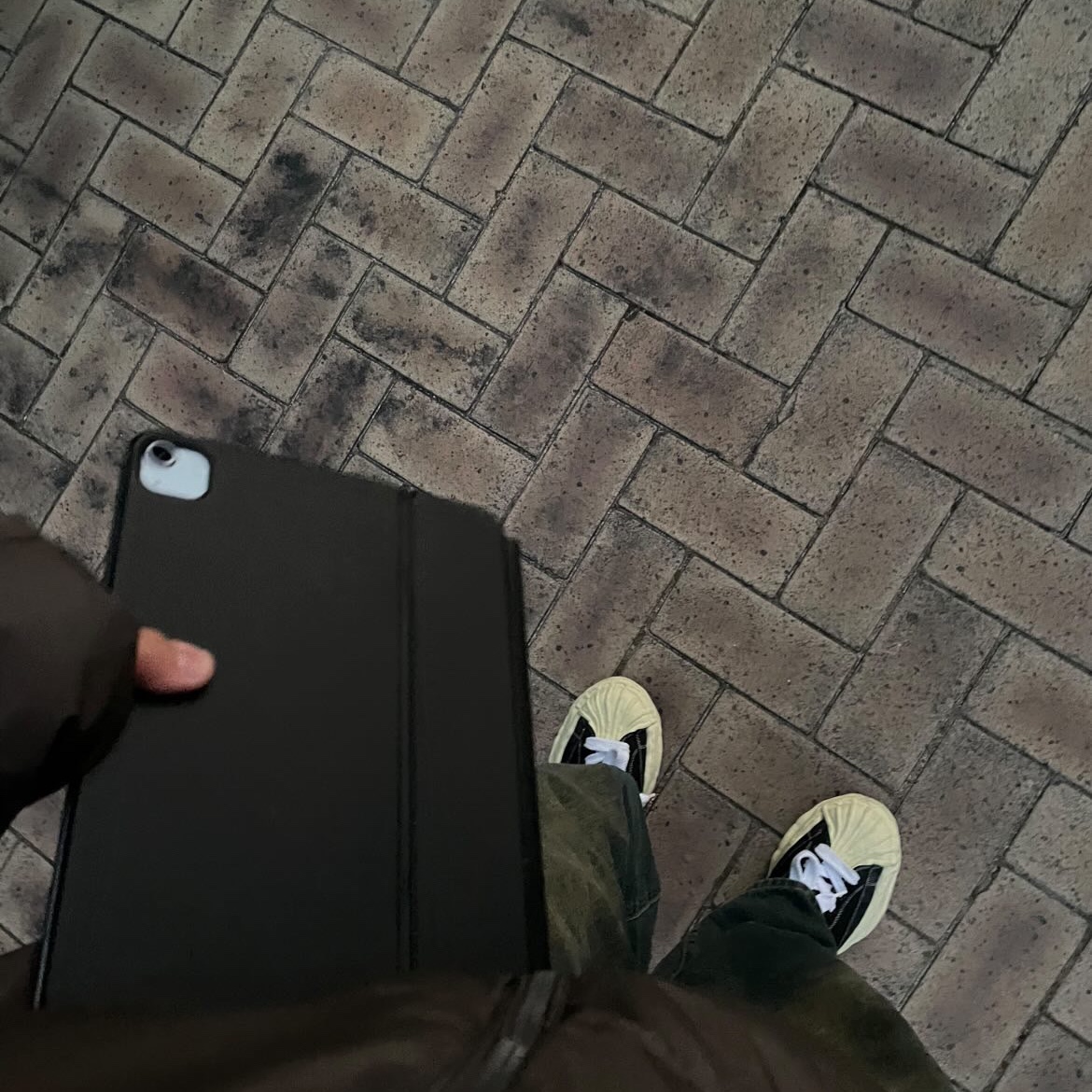 Maison Mihara Yasuhiro Blakey VL OG Sole Canvas Low-top Sneakers Black, Apple iPad Air 5th Gen Wifi 64GB Blue (Korean Ver.) 착용 스타일