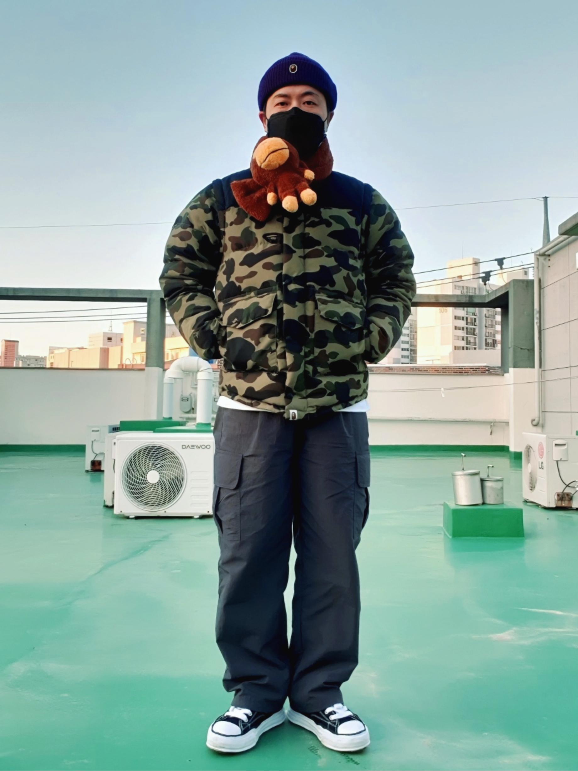 메종 미하라 야스히로 피터슨 OG 솔 캔버스 로우 스니커즈 블랙, (키즈) 베이프 베이비 마일로 플러시 돌 스카프 브라운 착용 스타일 - 1