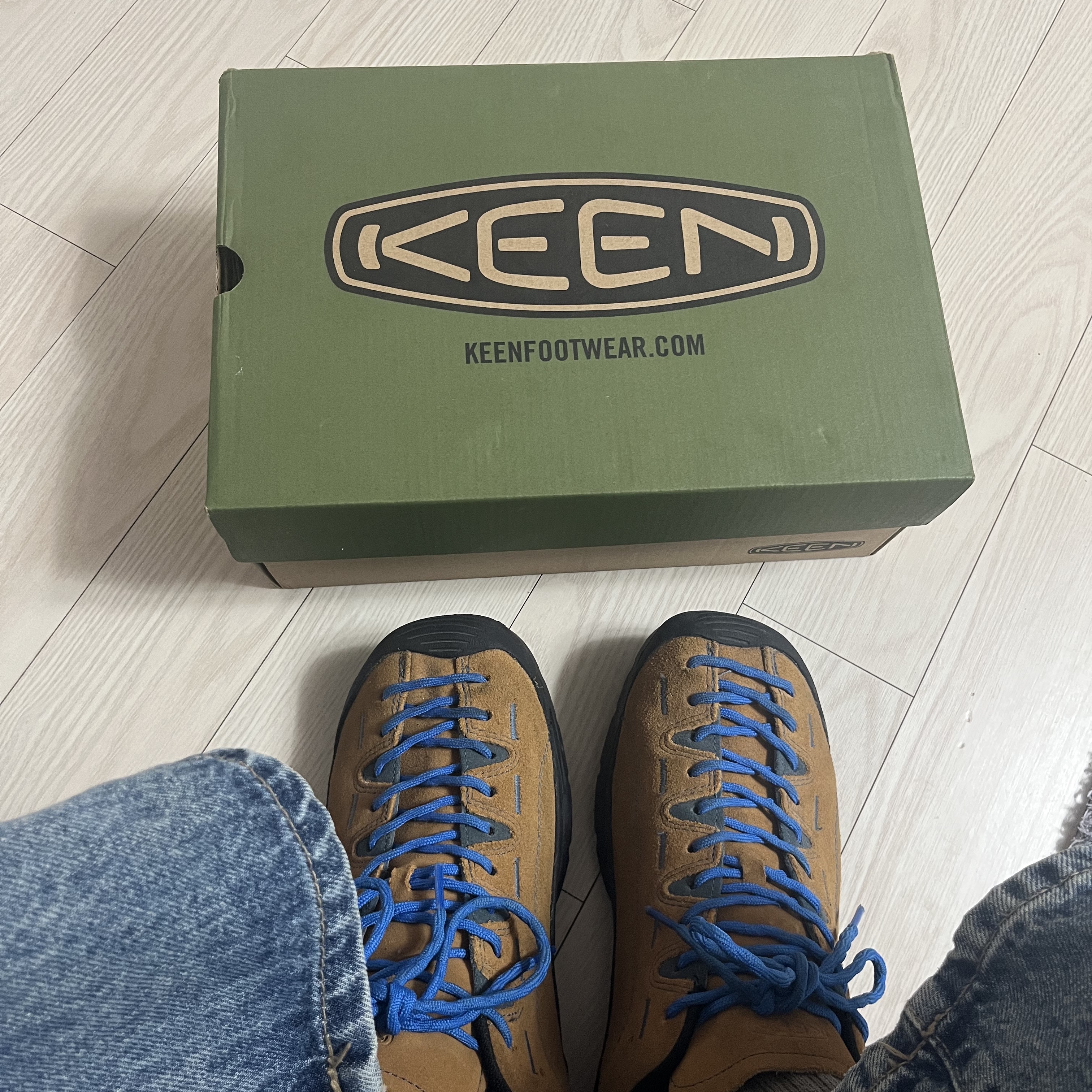 킨 재스퍼 스웨이드 스니커즈 카멜 착용 스타일