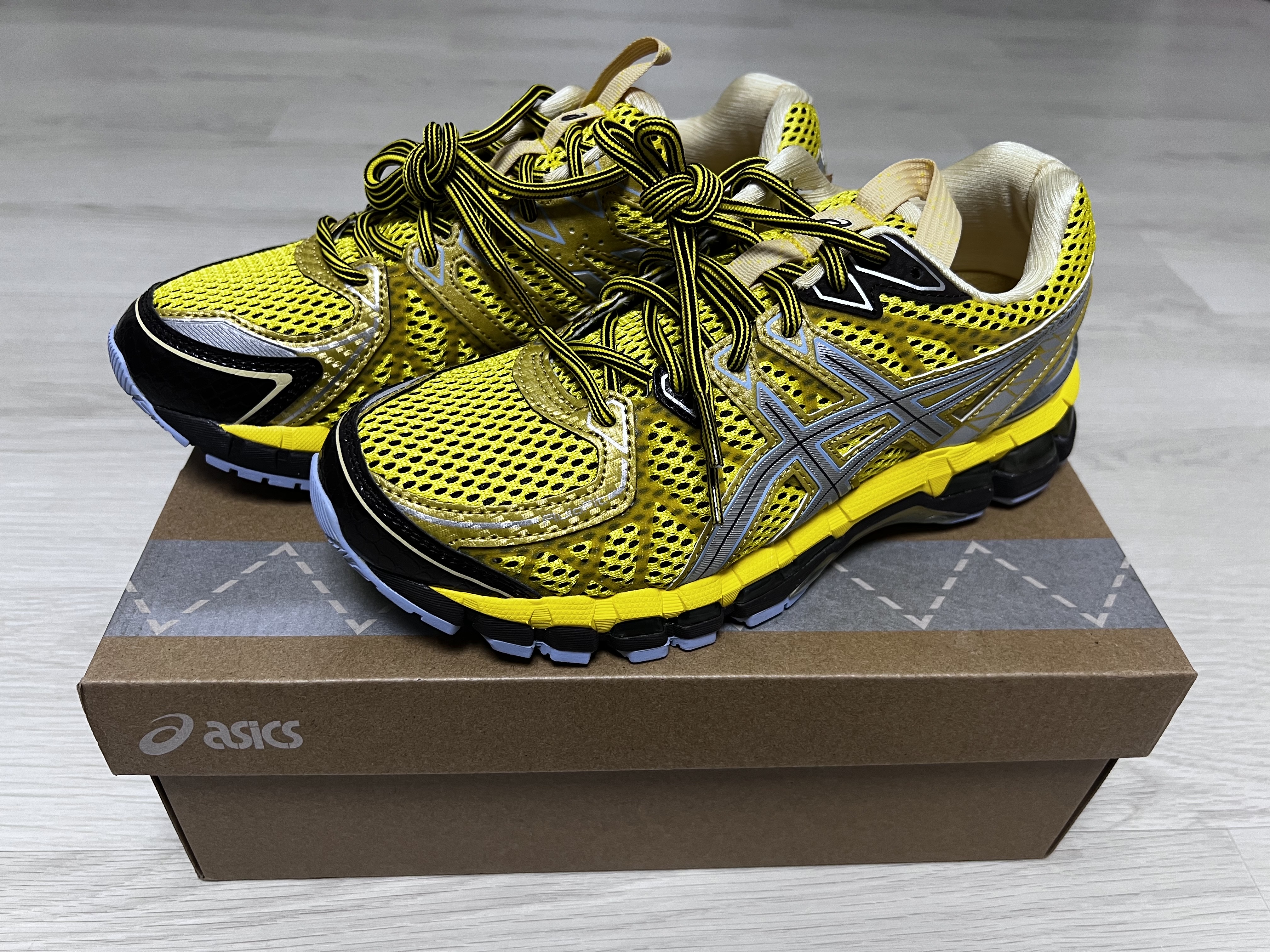 Asics UB9-S Gel-Kayano 20 Vibrant Yellow Pure Silver 착용 스타일