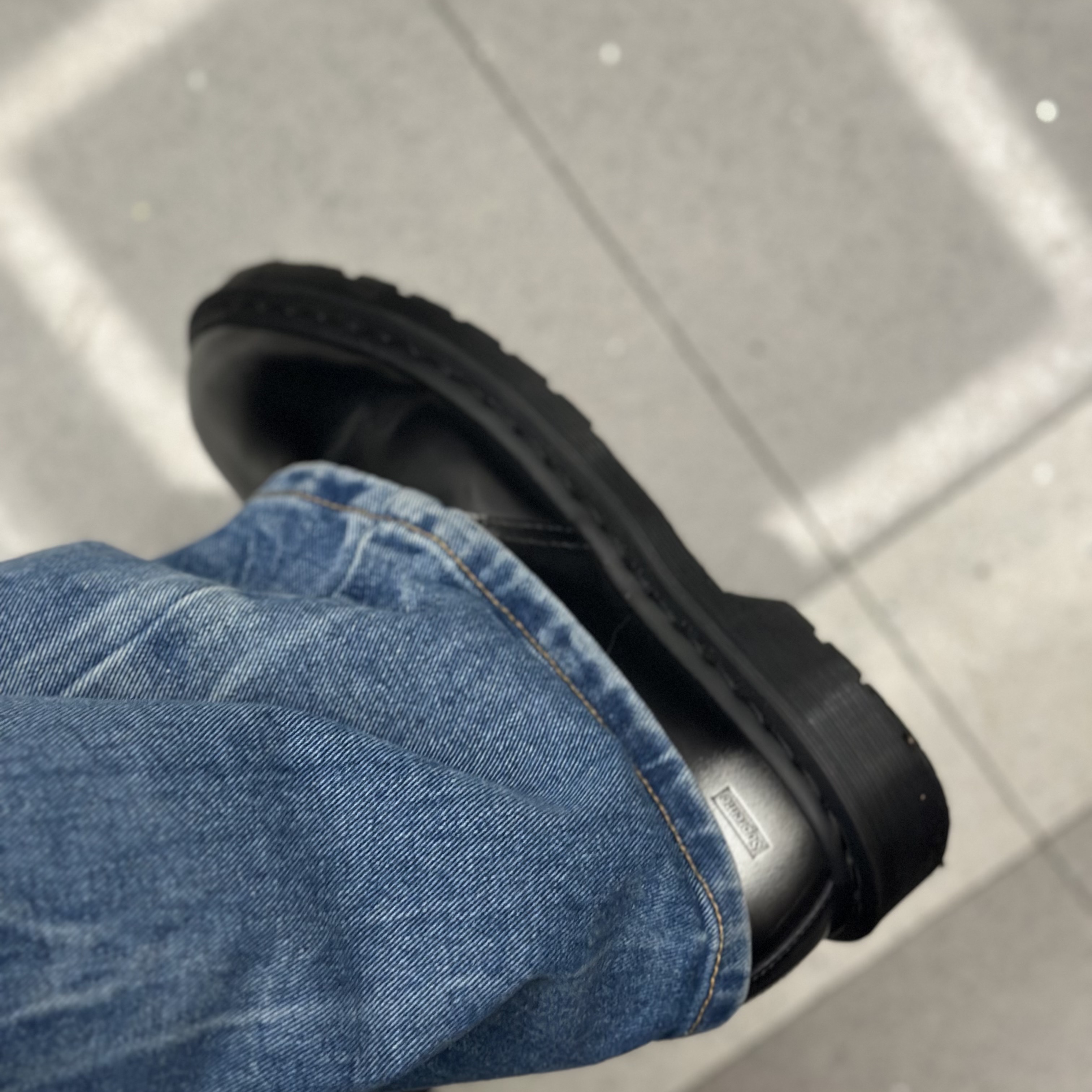 Dr. Martens x Supreme 1461 Gray Silver 착용 스타일 - 1