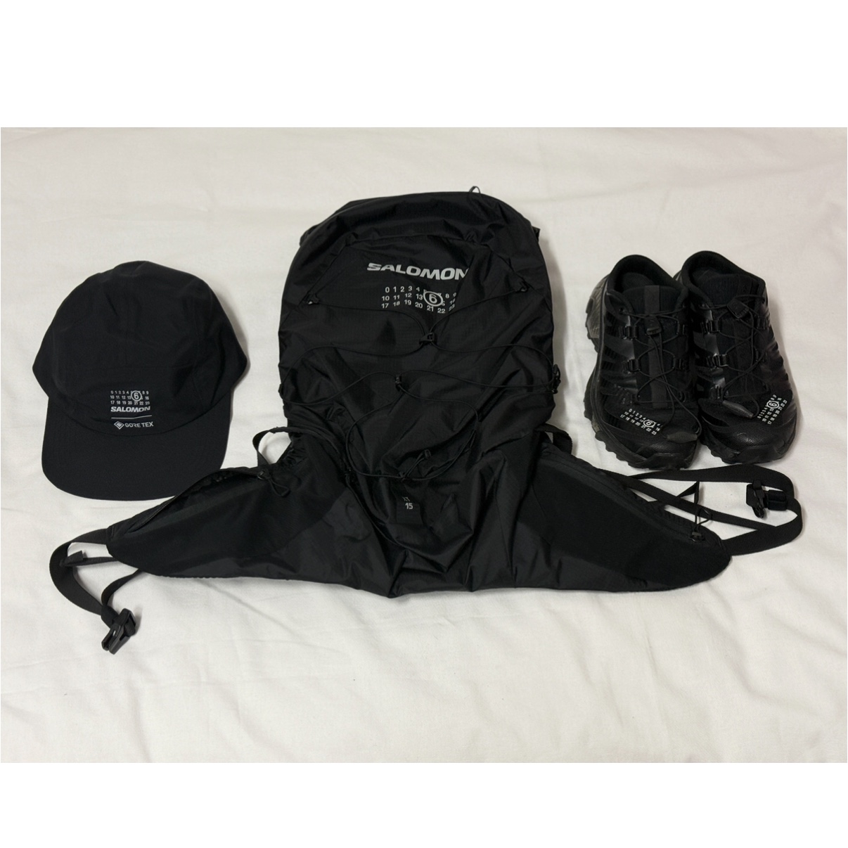 Salomon x MM6 Maison Margiela Cap Deep Black, Salomon x MM6 Maison Margiela XT-4 Mule Black 착용 스타일 - 1