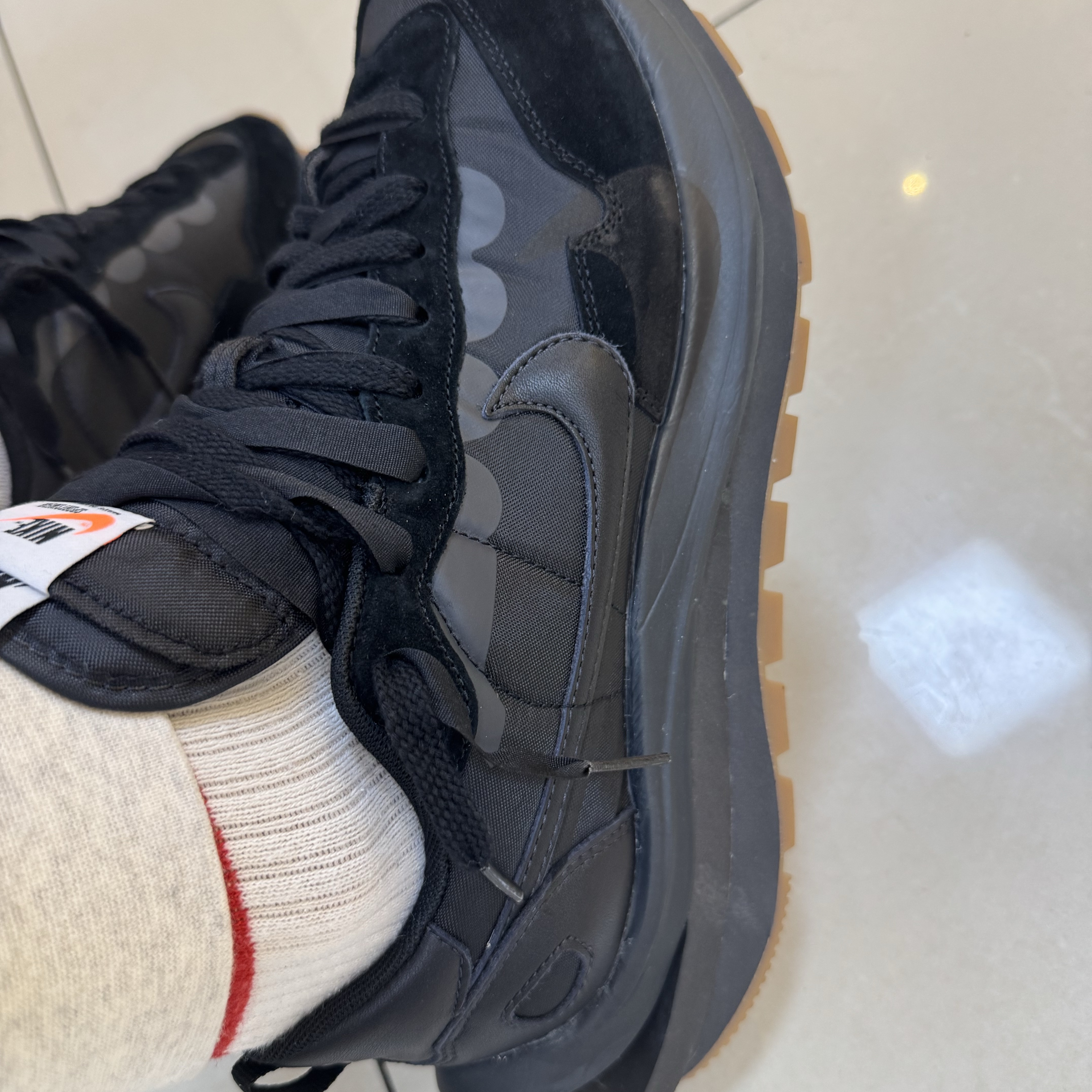 Nike x Sacai VaporWaffle Black and Gum 착용 스타일 - 2