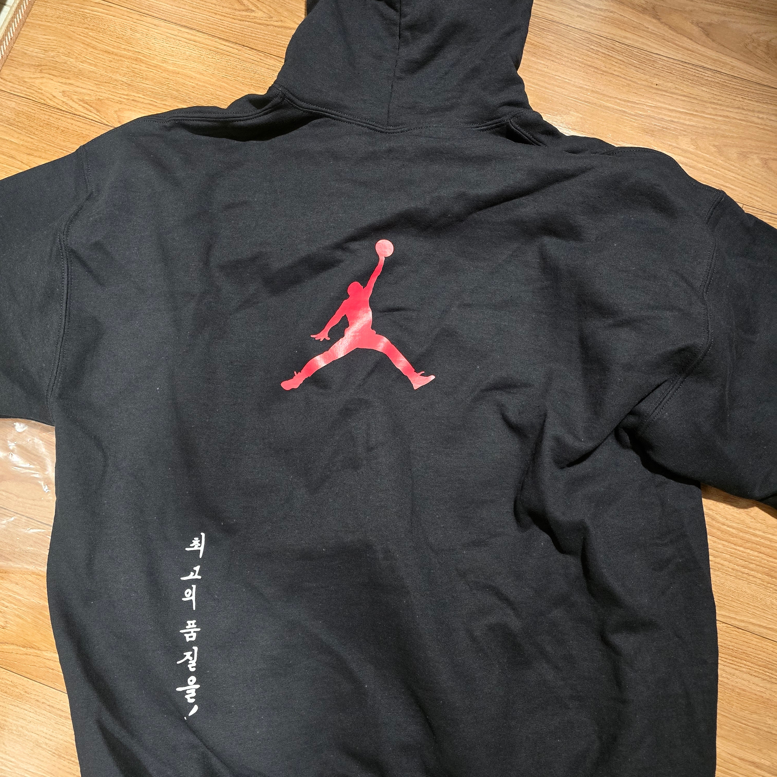 Tune x Jordan Hoodie Black Varsity Red 착용 스타일