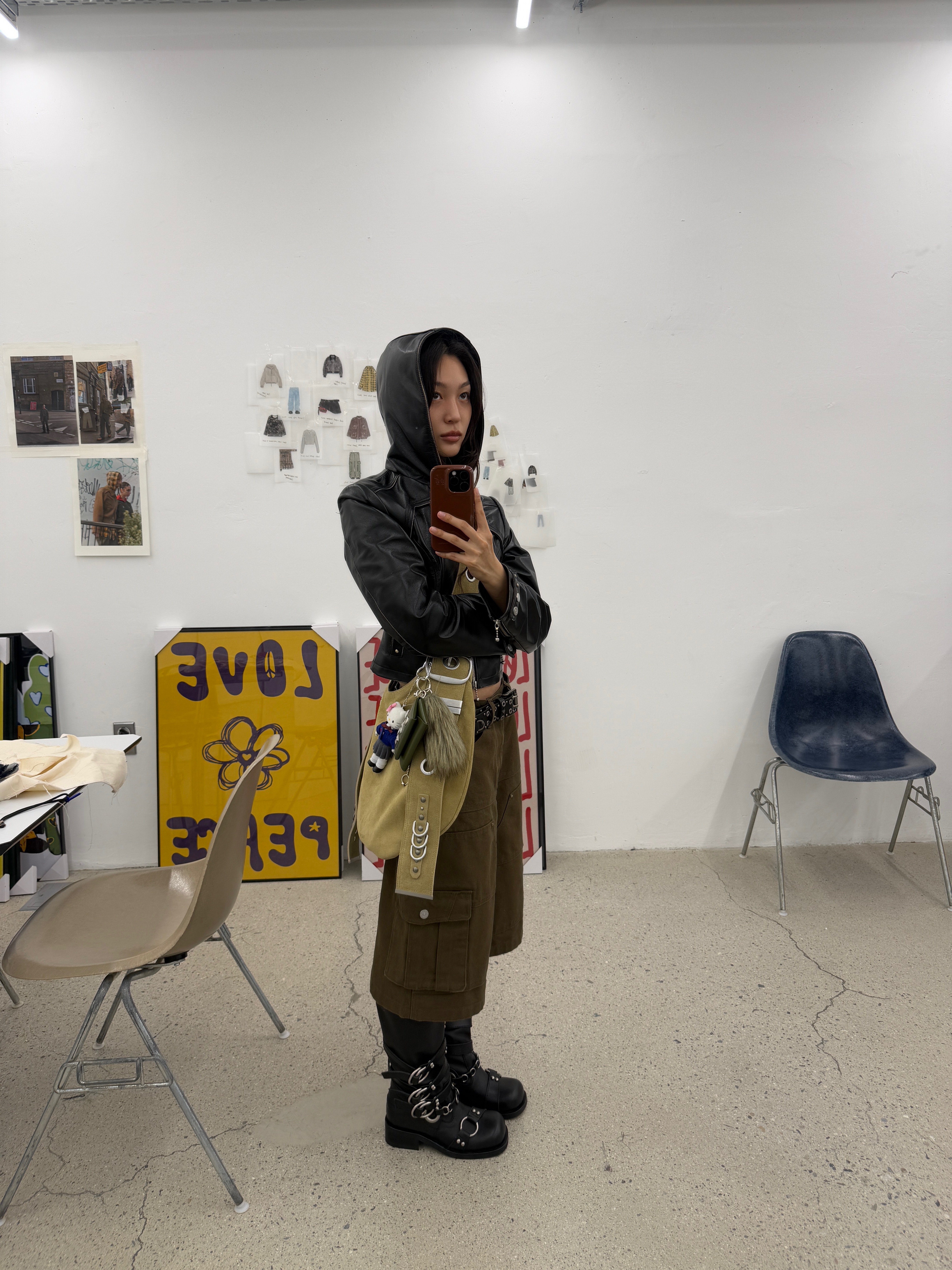 [KREAM 단독] Vacant Archive Bella Wide Strap Hobo Bag Black, [KREAM 단독] Vacant Archive Bella Wide Strap Hobo Bag Beige 착용 스타일